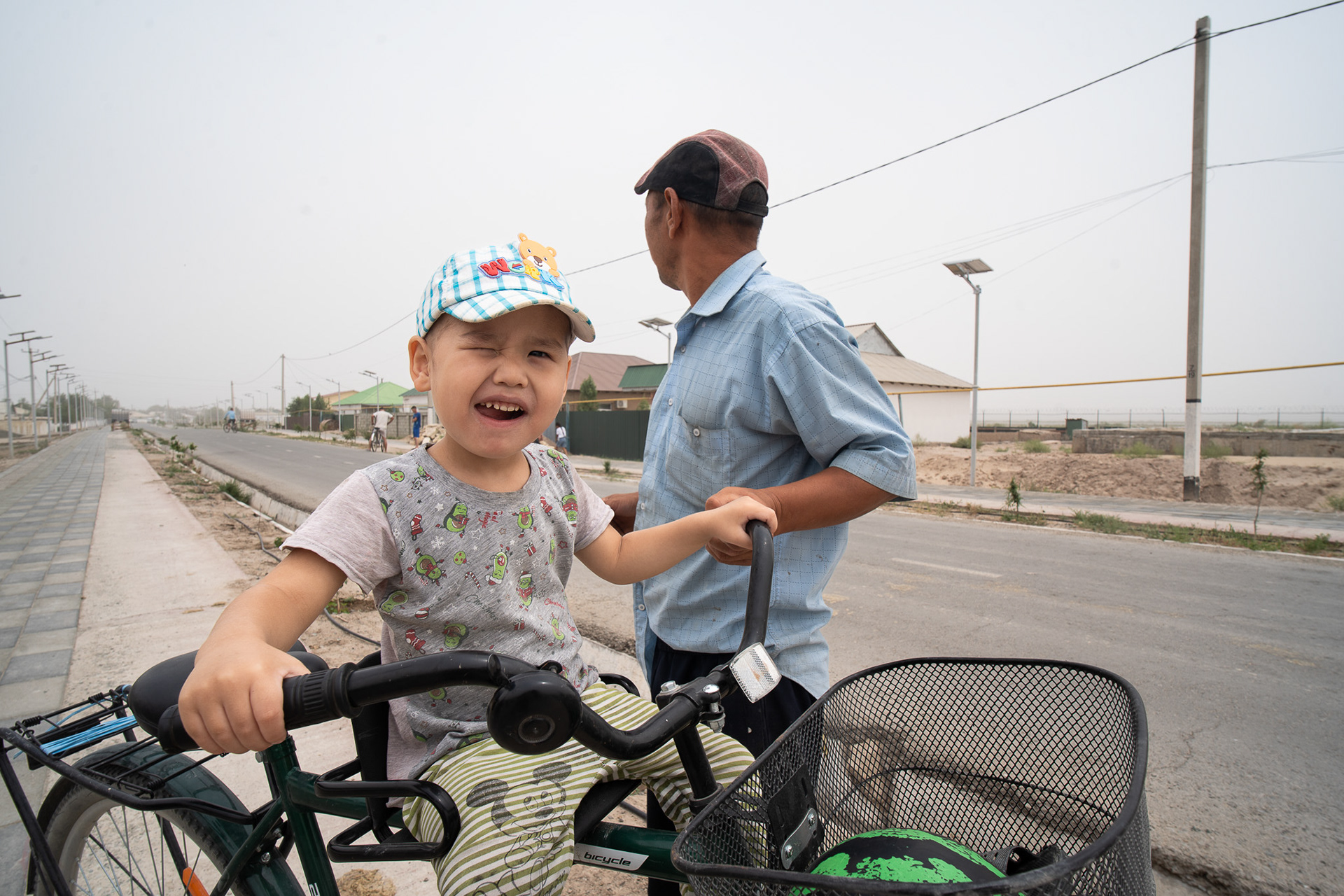 Un garçon et son père, dans les rues désertes de Moynak
