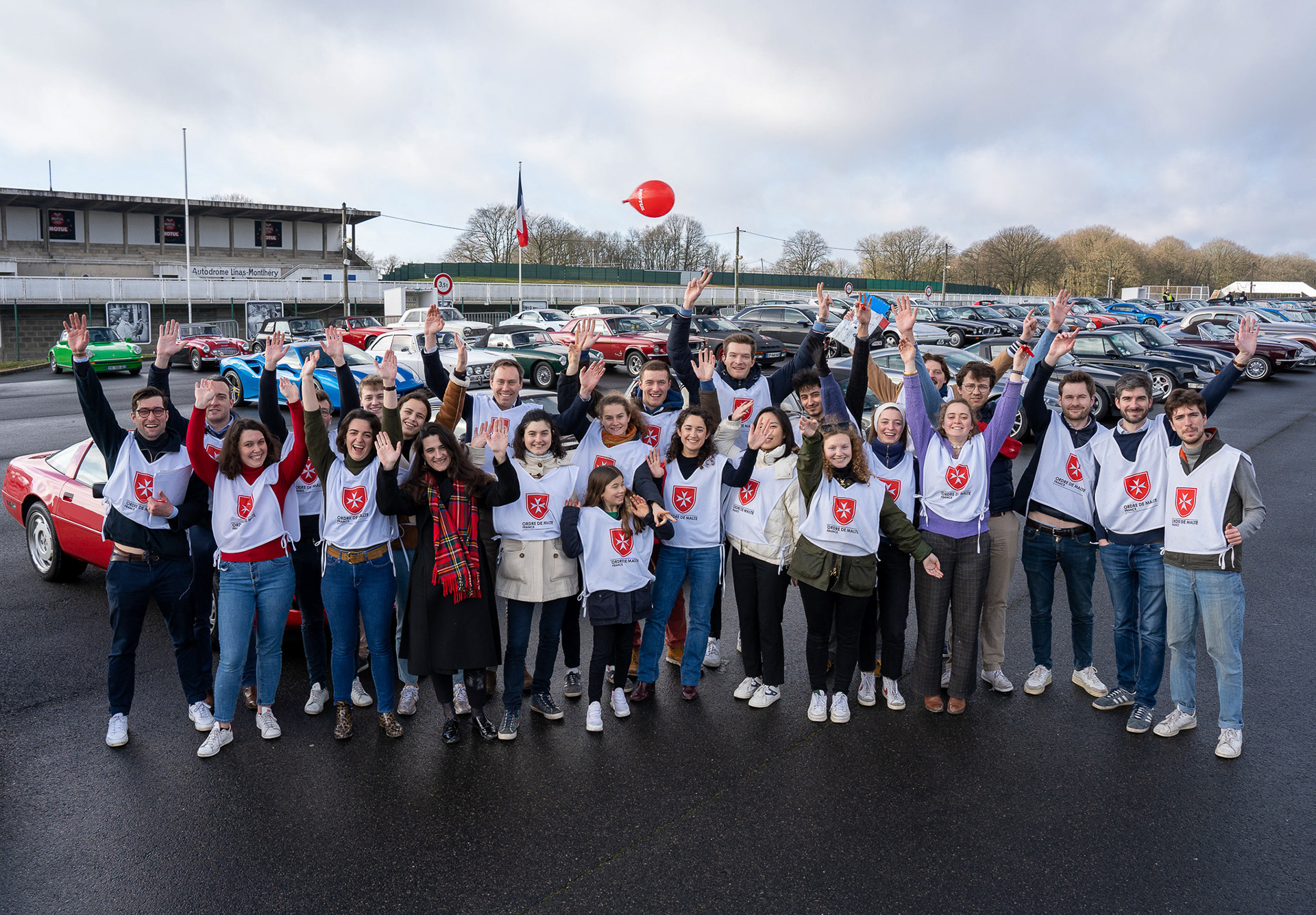 Ordre de Malte France - Bénévoles de « Malte à Montlhéry », un événement annuel qui rassemble chaque année, le sport automobile et le handicap 
