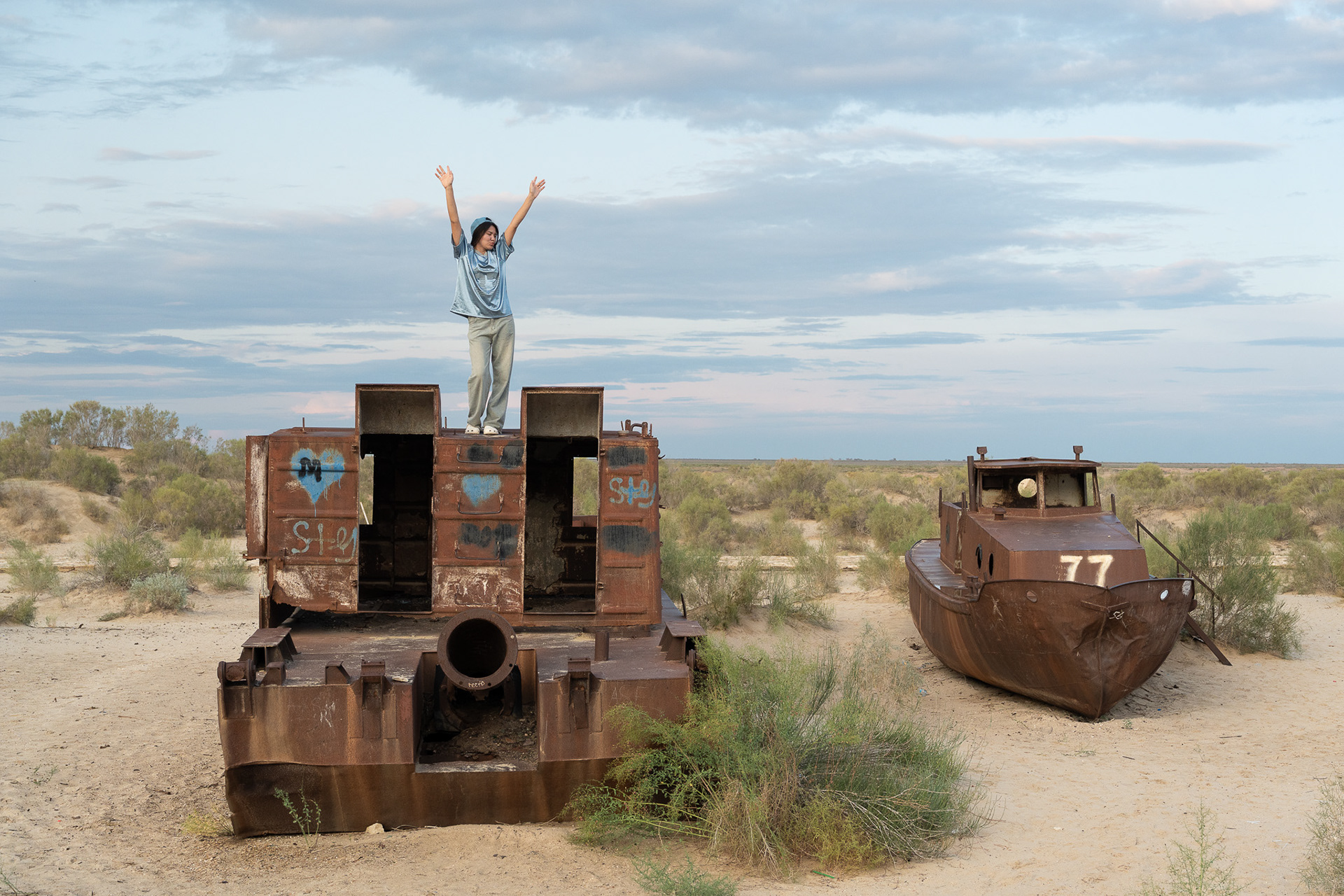 Sabrina aime poser dans le décors post-apocalyptique du cimetière de bateaux de Moynak. Elle rêve de devenir actrice aux États-Unis