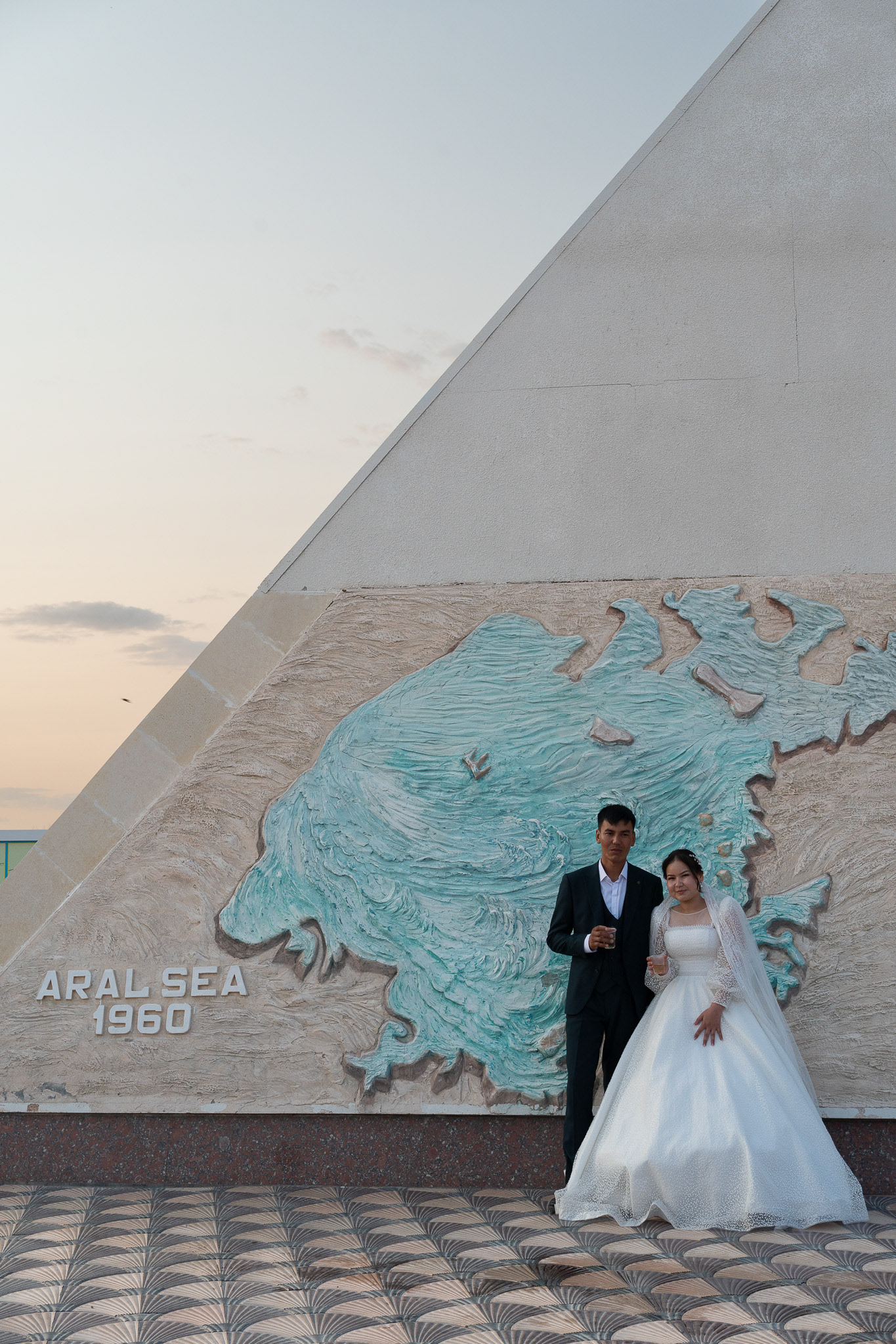 Il est courant que les jeunes couples de mariés viennent poser devant le mémorial du cimetière de bateaux de Moynak