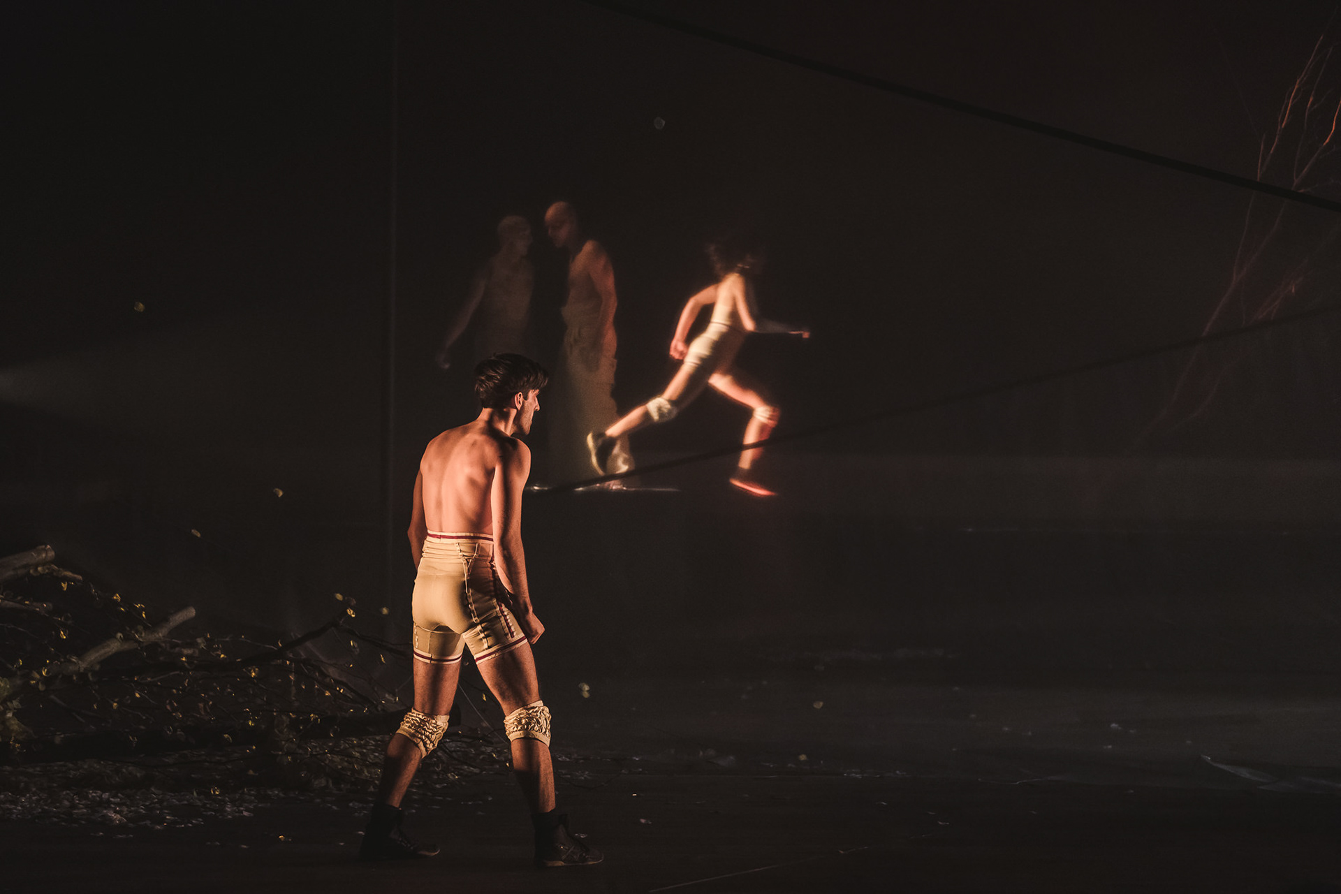 Mathias Reymond (acrobate) Patrick Ouellet (Puck) Josué Beaucage (chanteur) Pauline Bonnani (acrobate) © Stéphane Bourgeois
