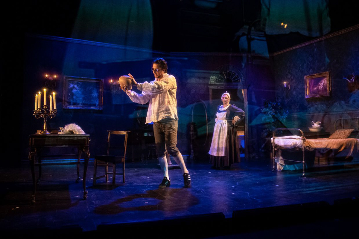 Emmanuel Schwartz (Homme) Lise Castonguay (Mrs. Jewkes) © Maxime Robert-Lachaine
