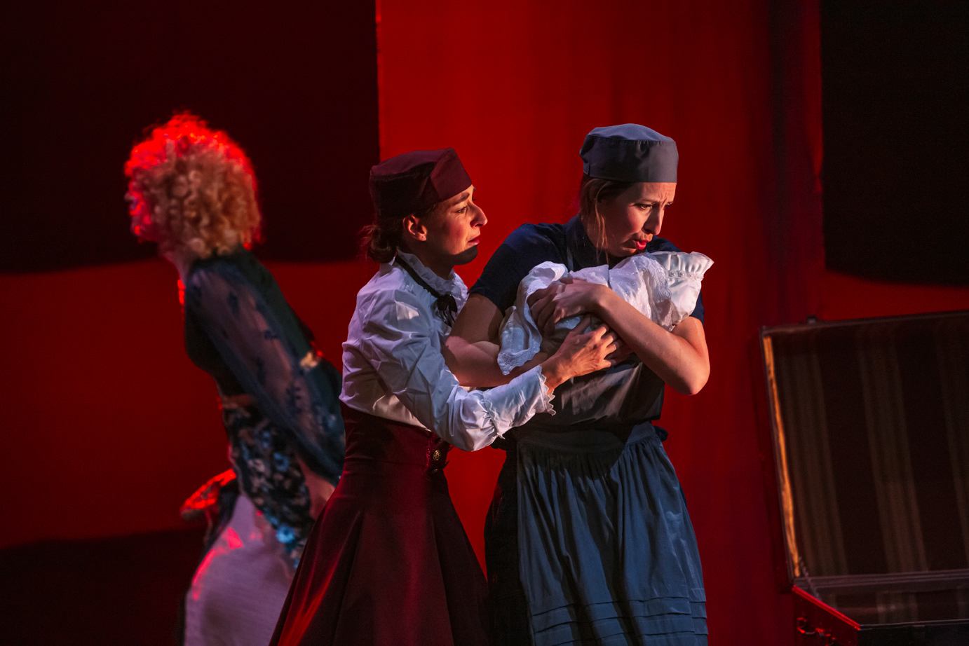 Mary-Lee Picknell (La femme du gouverneur) Valérie Laroche (Le gouvernante) Sophie Thibeault (La cuisinière) Valérie Laroche (avocat) Monika Pilon (avocat) Mary-Lee Picknell (La femme du gouverneur) Jocelyn Paré (L'aide de camp) Anne-Marie Côté (Groucha) Nicolas L.tourneau (Simon Chachava) Jonathan Gagnon (Azdak) Israël Gamache (Soldat) Sophie Thibault (La cuisinière) Maude Boutin St-Pierre (La vieille épouse) Emmanuel Bédard (Le vieil époux) © Stéphane Bourgeois
