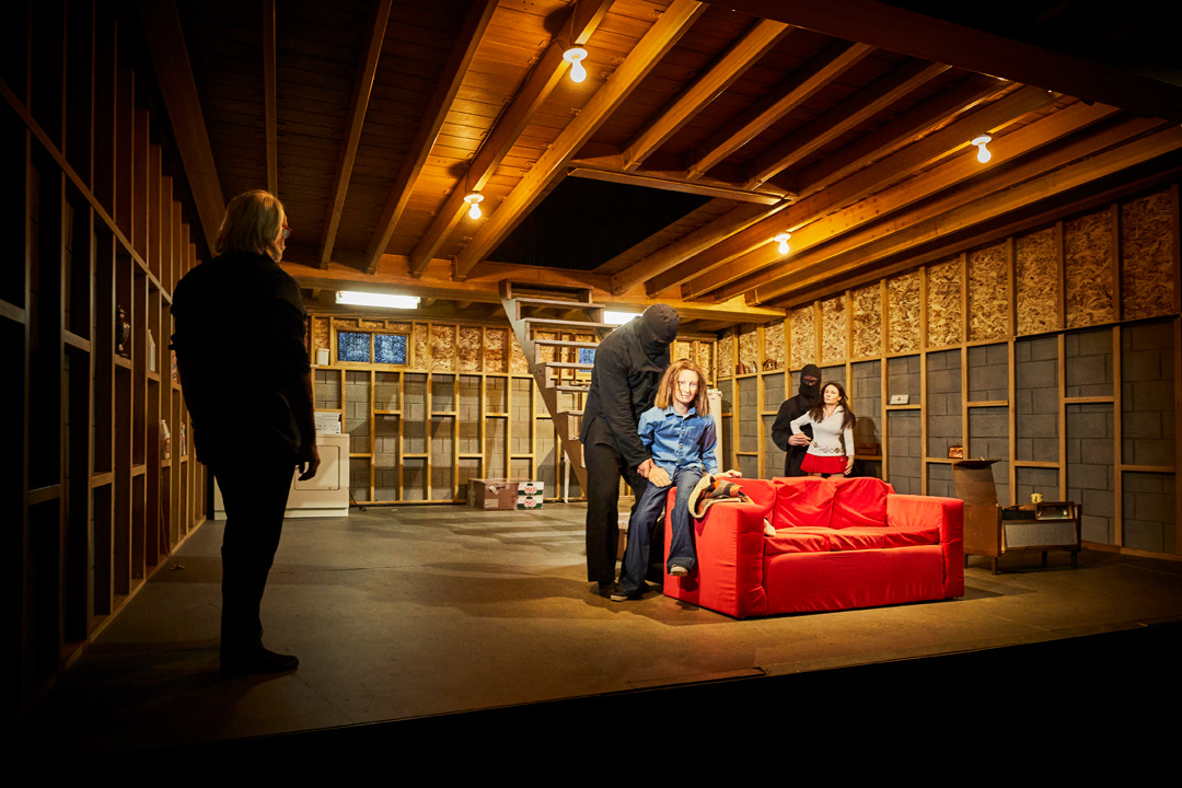 Robert Lepage (Simon Roberge, La Mère), Martin Vaillancourt, Caroline Tanguay (marionnettistes) © François Latulippe