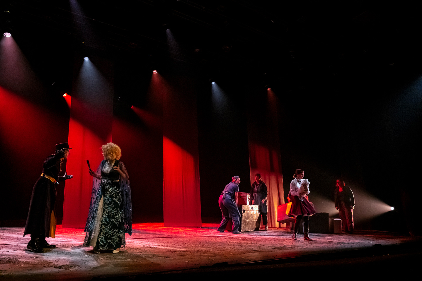 Jocelyn Paré (L'aide de camp) Mary-Lee Picknell (La femme du gouverneur) Sophie Thibault (La cuisinière) Monika Pilon (Nina)Valérie Laroche (La gouvernante) Anne-Marie Côté (Groucha) Mary-Lee Picknell (La femme du gouverneur) Israël Gamache (Le prince obèse) © Stéphane Bourgeois