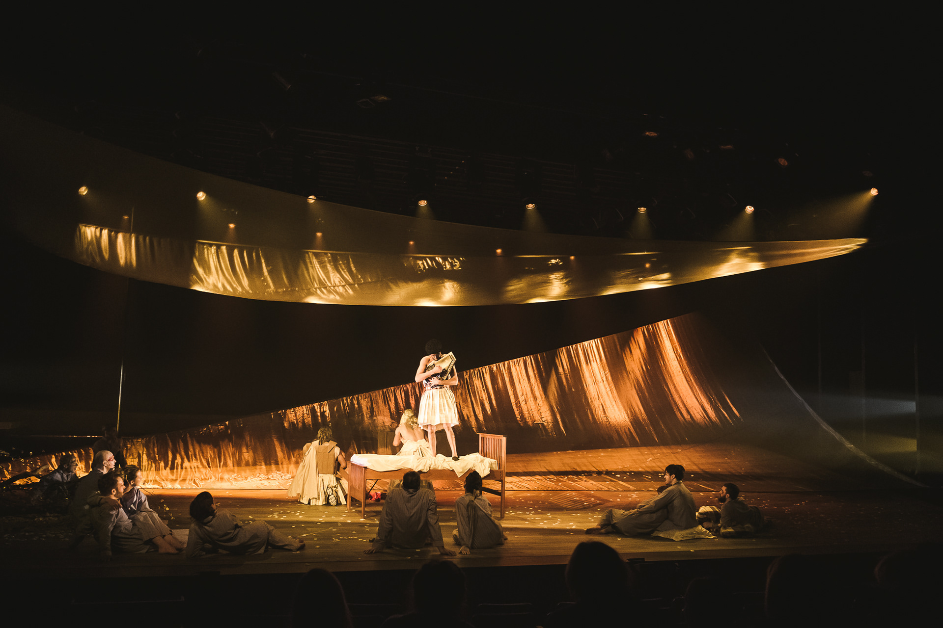 Patrick Ouellet (Puck) Mathias Reymond (acrobate) Josué Beaucage (chanteur) Mary-Lee Picknell (Héléna) Jean-Michel Girouard) Pauline Bonnani (acrobate) Hugues Frenette (Bottom) Marc Auger Gosselin (Flûte) Emmanuel Bédard (L'Égoïne) Jean-Sébastien Ouellette (Égée) Valérie Laroche (Hippolyta) Mélissa Merlo (Hermia) André Robillard (Lysandre) Émile Pineault (acrobate) © Stéphane Bourgeois