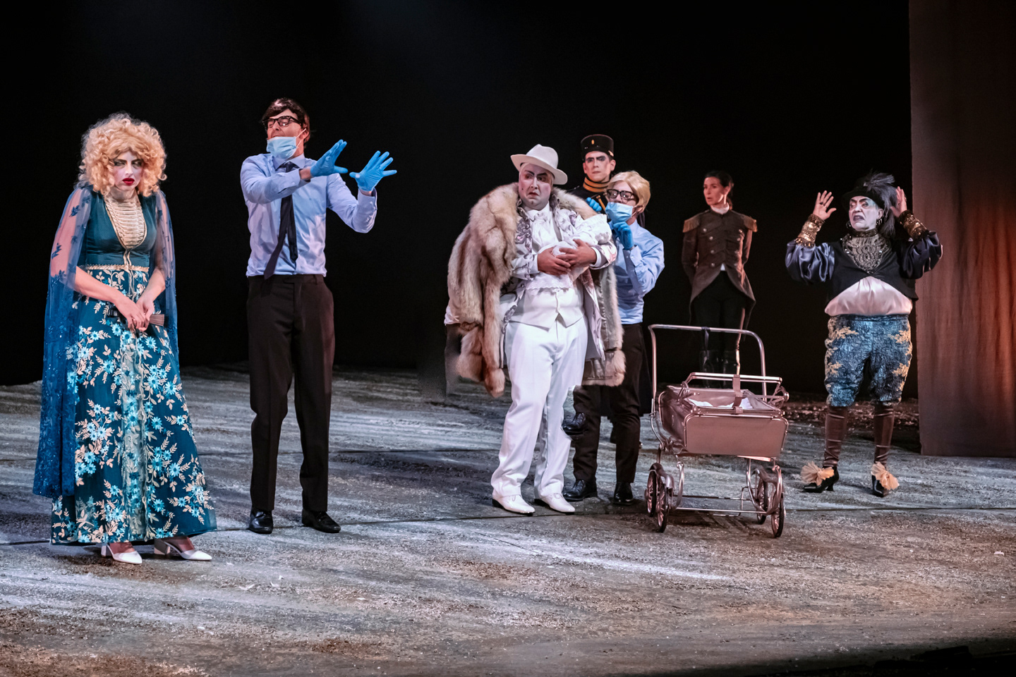 Mary-Lee Picknell (La femme du gouverneur) Emmanuel Bédard (médecin) Jonathan Gagnon (Le gouverneur) Jocelyn Paré (L'aide de camp) Jean-Michel Girouard (médecin) Valérie Laroche (Le cavalier) Israël Gamache (Le prince obèse) © Stéphane Bourgeois