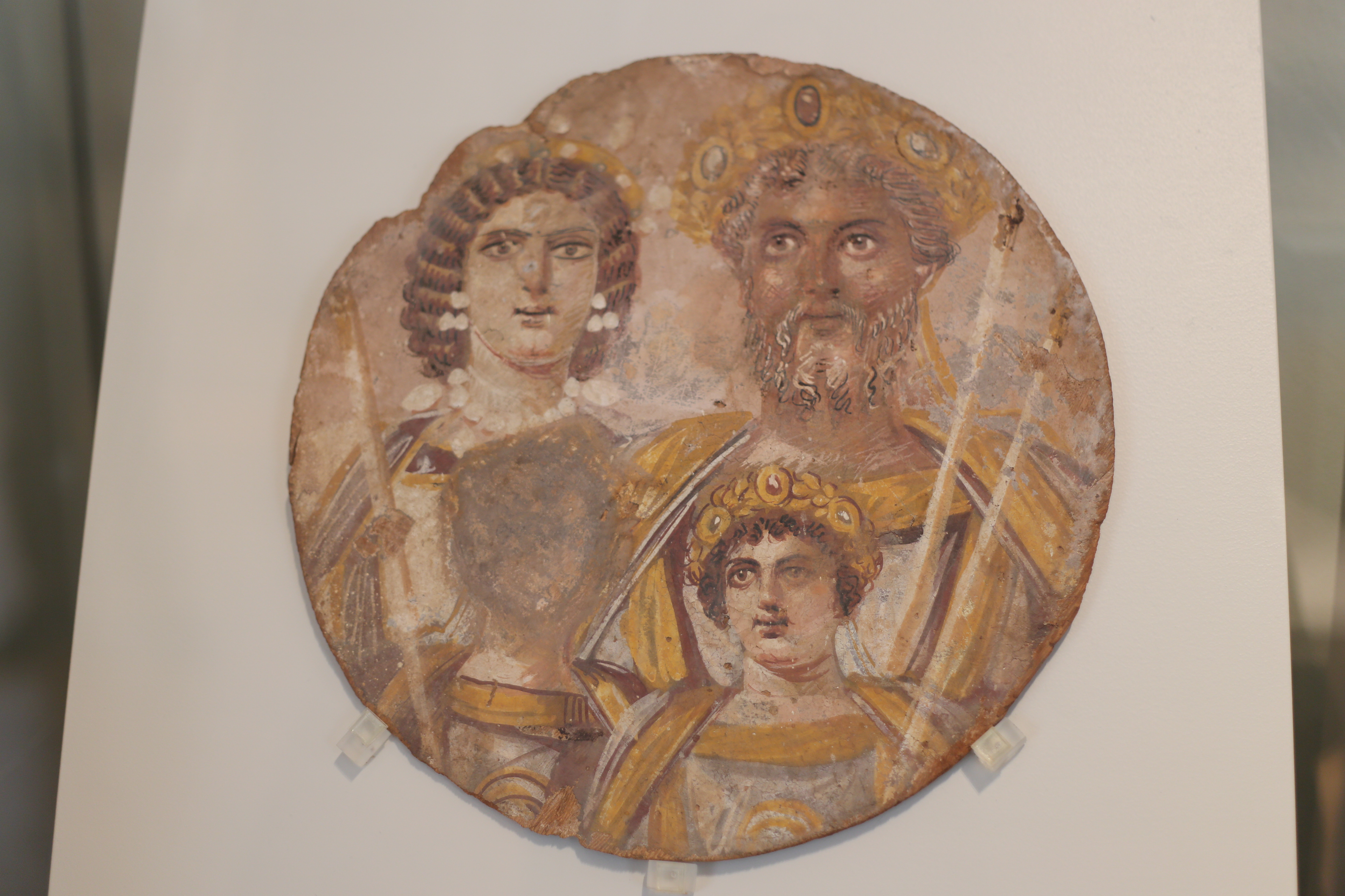 The Severan Tondo — Family of Septimius Severus, with Geta&rsquo;s face erased, tempera on wood, c. 200 AD, Altes Museum, Berlin