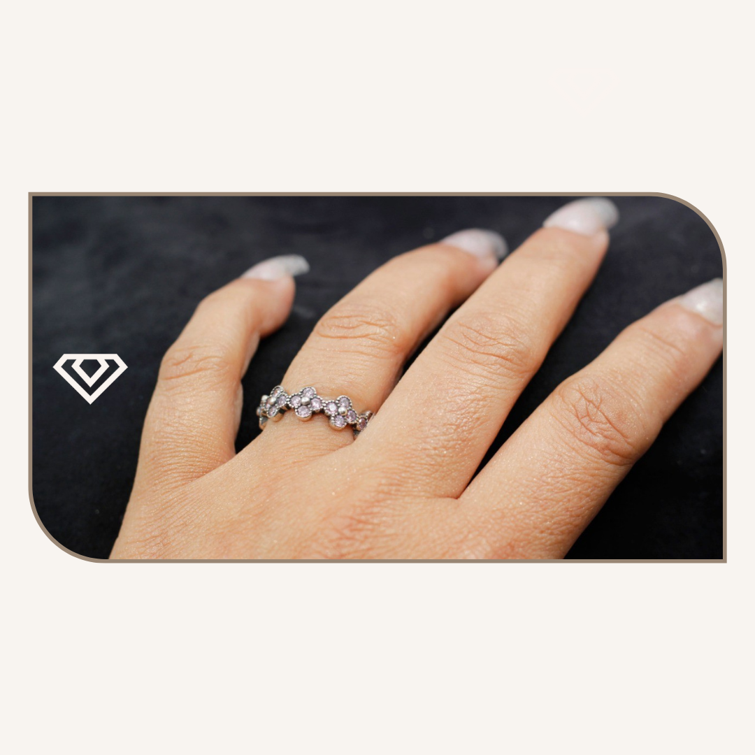 Anillo plata 925. Diseño rositas destellos tono rosa. Disponible en talla 6, 7 y 8. Brilla por: 16000 crc