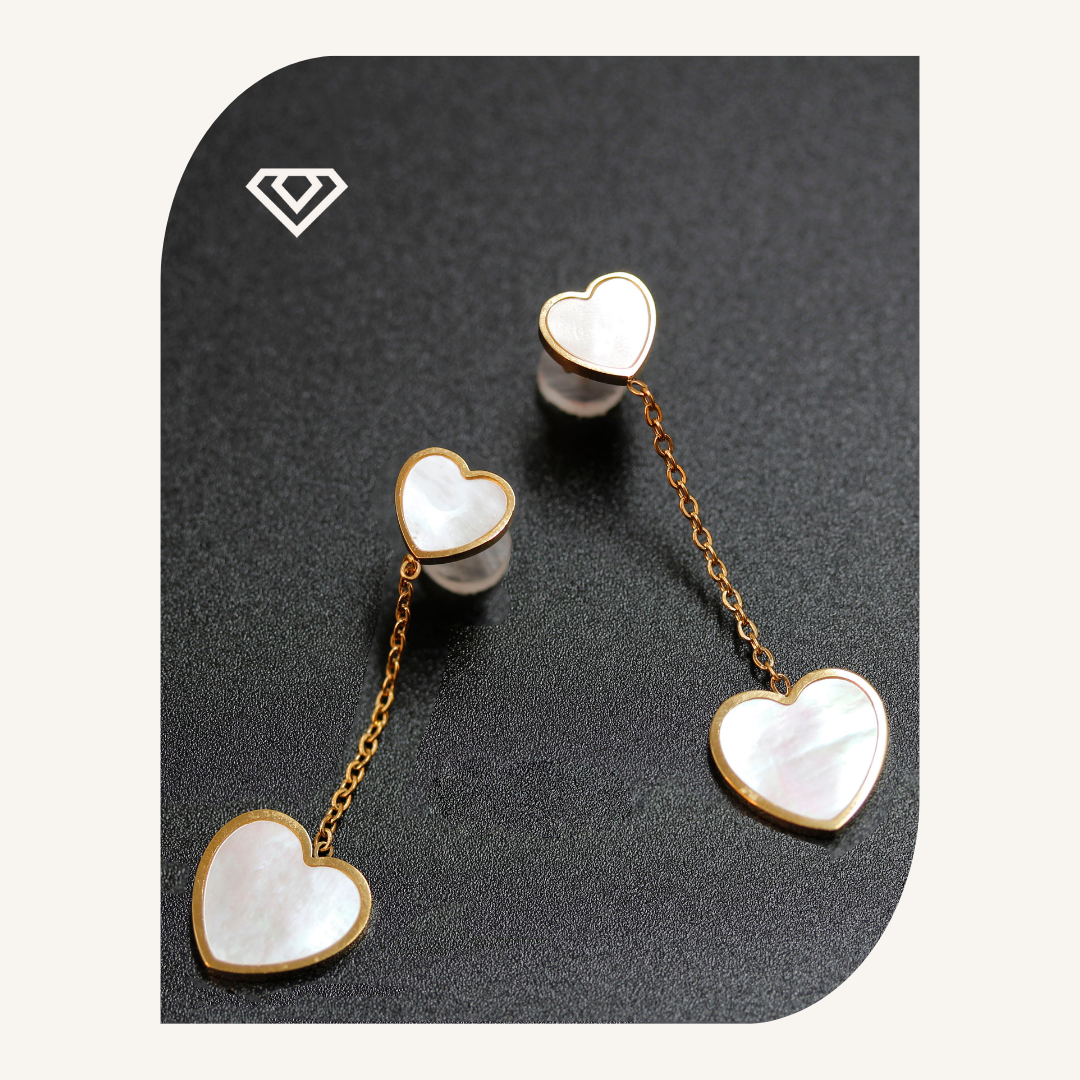 Pendientes largos. Diseño corazones colgantes. Brilla por: 5500 crc