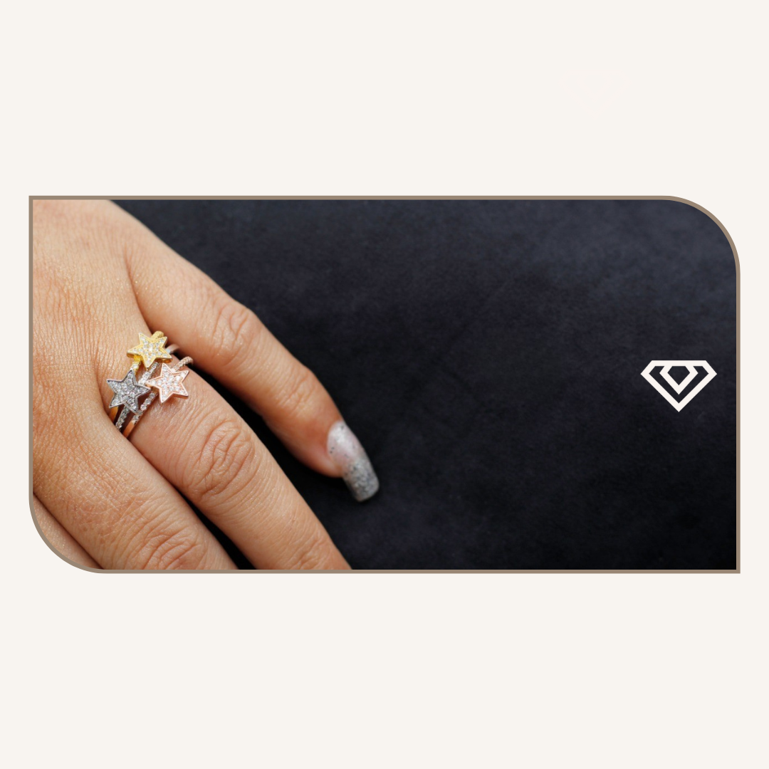 Trío de anillos estrellas plata 925, matices baño oro, rosa y plata. Destellos micropavé. Disponible talla 7. Precio por: 24000 crc