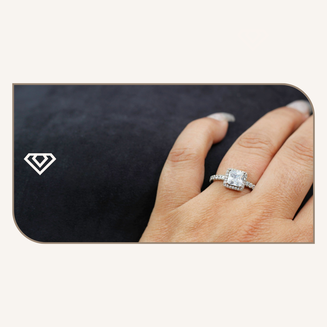 Anillo plata 925, destellos blancos, zirconia central blanca. Disponible talla 7. Brilla por: 16000 crc