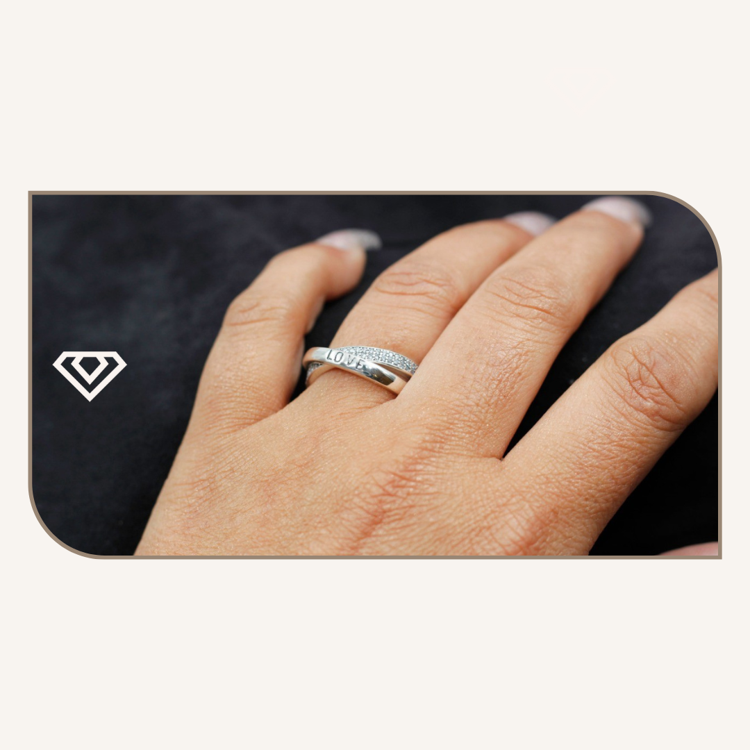 Anillo plata 925. Diseño doble anillo Love. Destellos micropavé. Disponible en talla 6, 7 y 8. Brilla por: 20000 crc