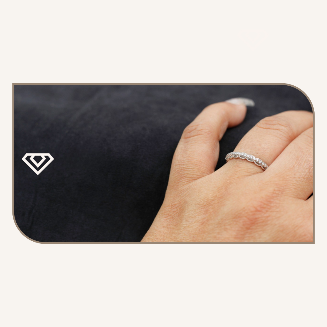 Anillo plata 925. Diseño fino y delicado en talla 6. Brilla por: 10000 crc