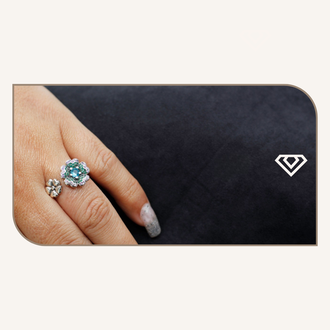 Anillo plata 925, diseño rositas semiabierto con destellos bicolor. Ajustable 6, 7 y 8. Brilla por: 15000 crc