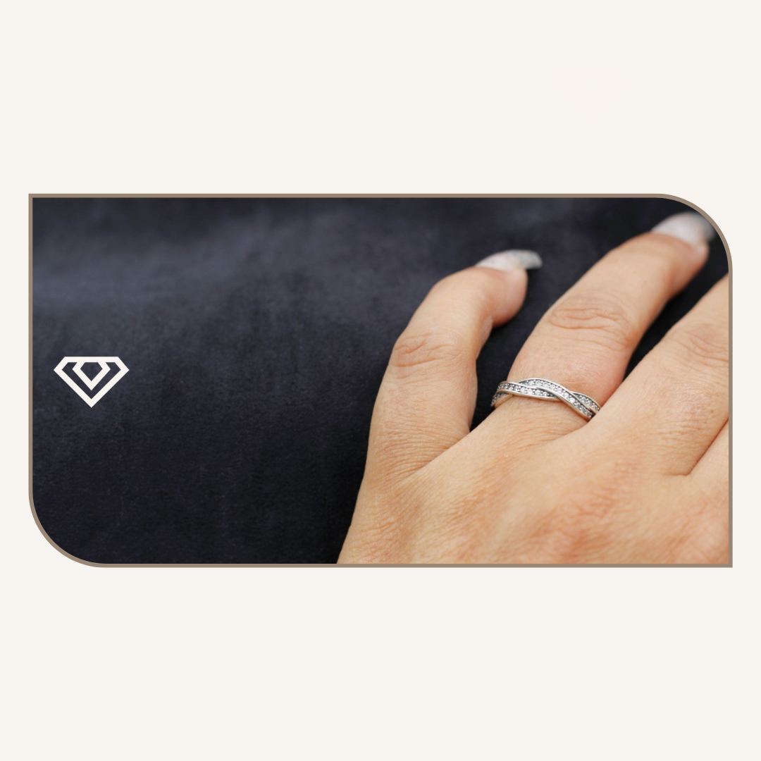 Anillo plata 925. Diseño delicado. Disponible en talla 6, 7. Brilla por: 13000 crc