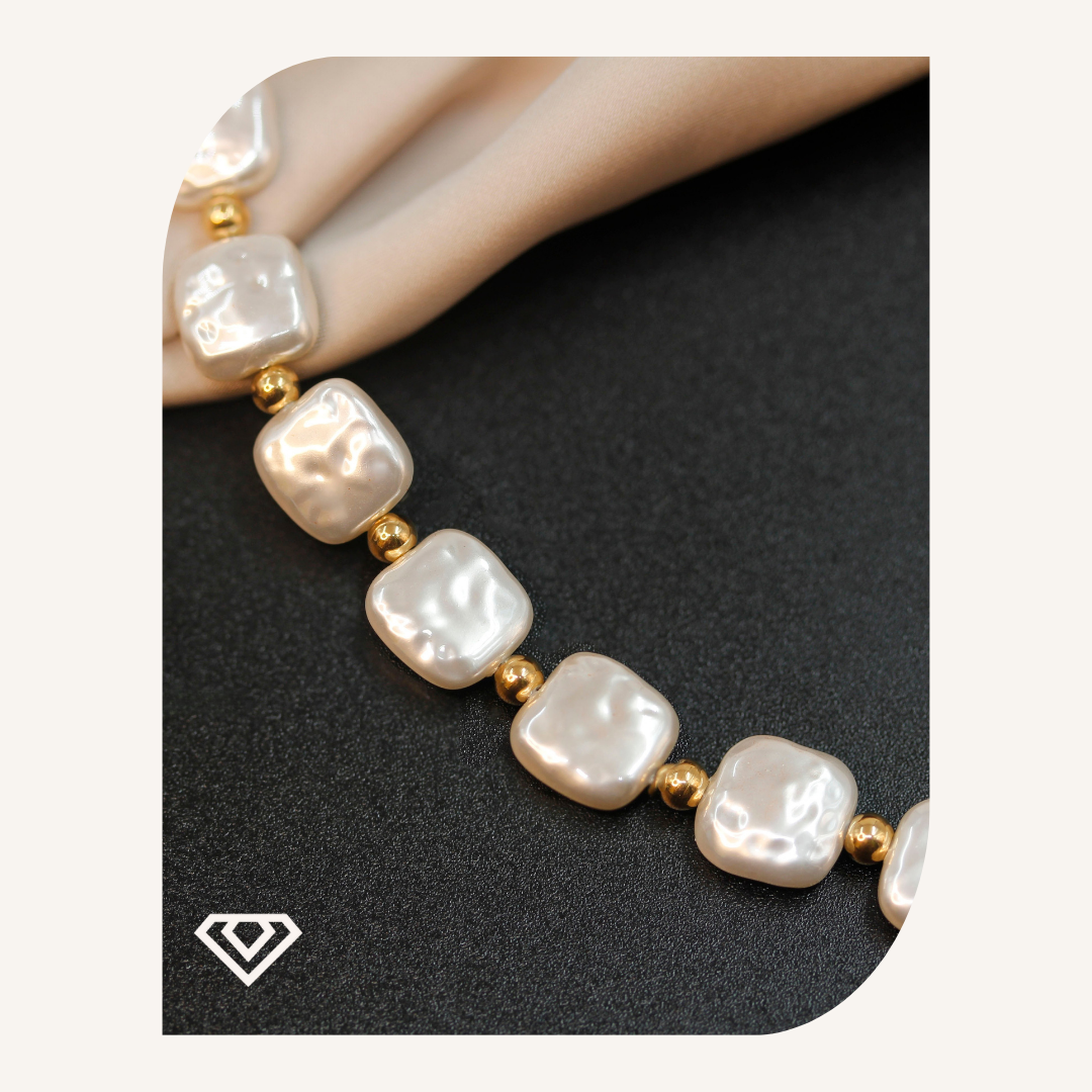 Pulsera diseño acero y perlas cuadradas . Brilla por: 7500 crc