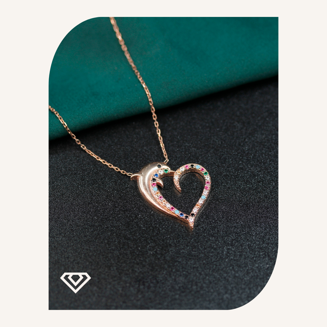 Gargantilla fina en Plata. Diseño baño oro rosa, entredije delfin corazon con destellos multicolor: Brilla por: 18000 crc