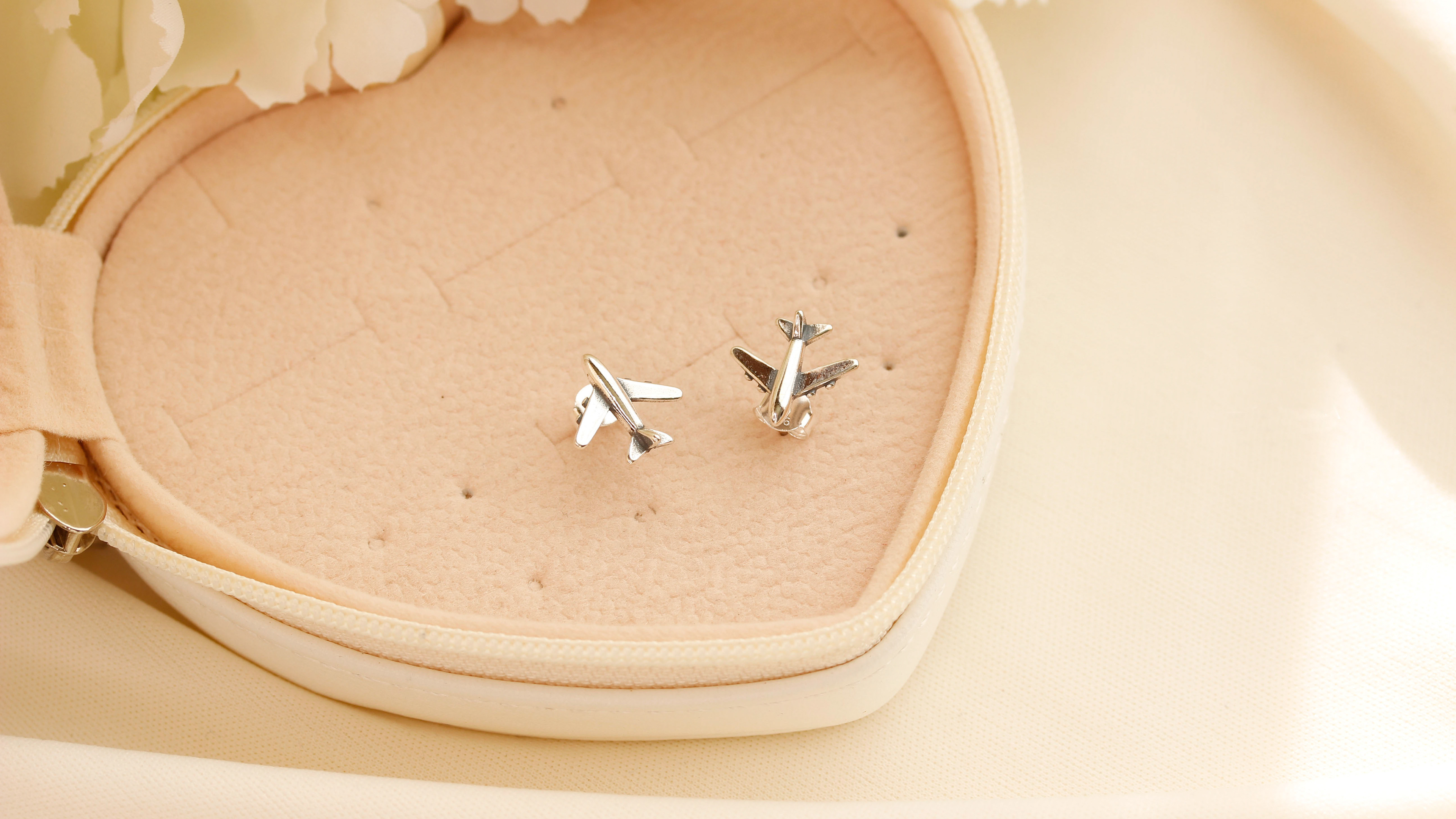 Pendientes Plata 925, figura Avión. Precio 8500crc