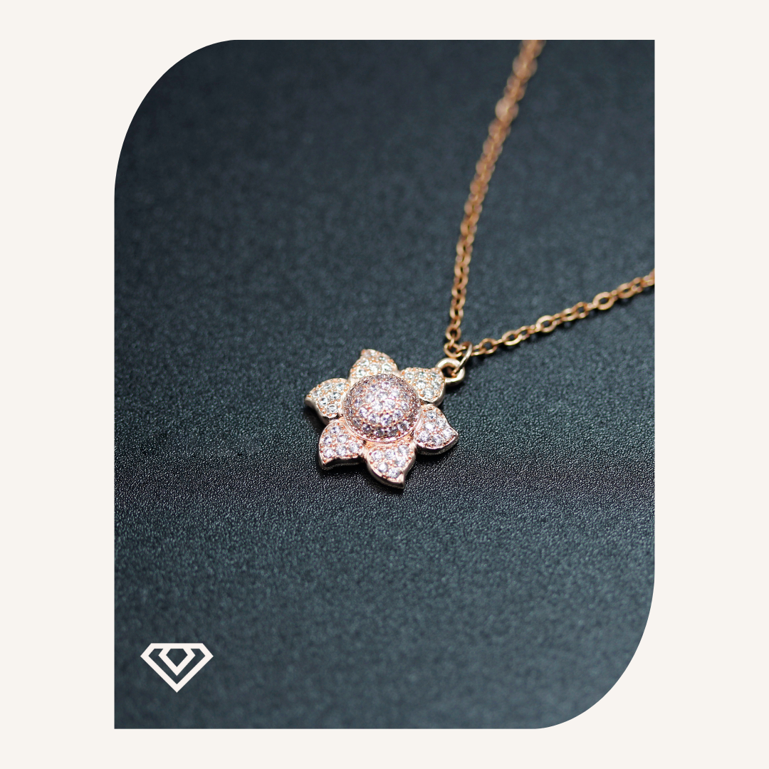 Gargantilla en Acero. Diseño rosita en tono rosa. Birlla por: 6500 crc