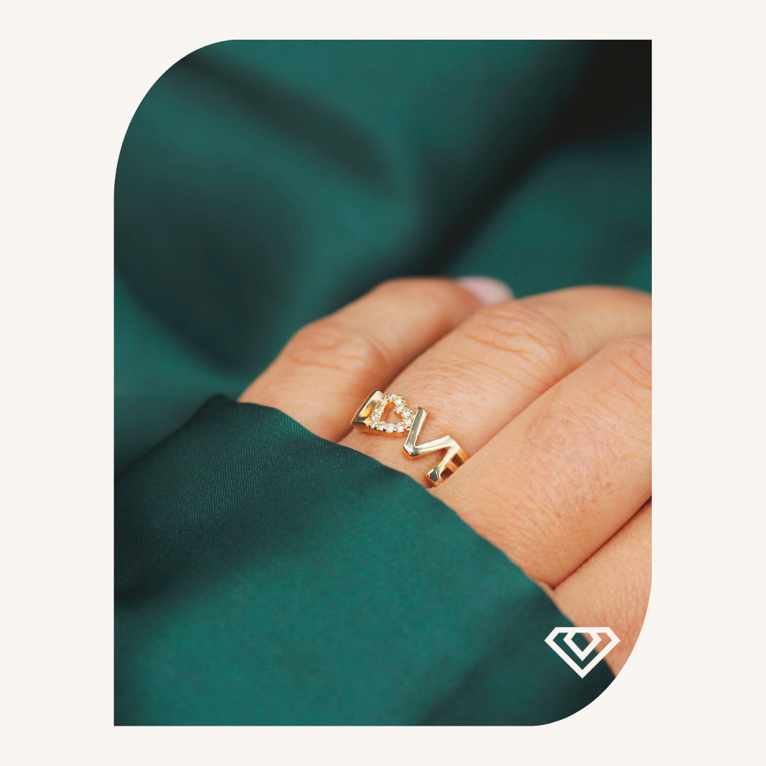 Anillo Love Oro laminado. Diseño talla 6 y 7. Brilla por 8900 crc