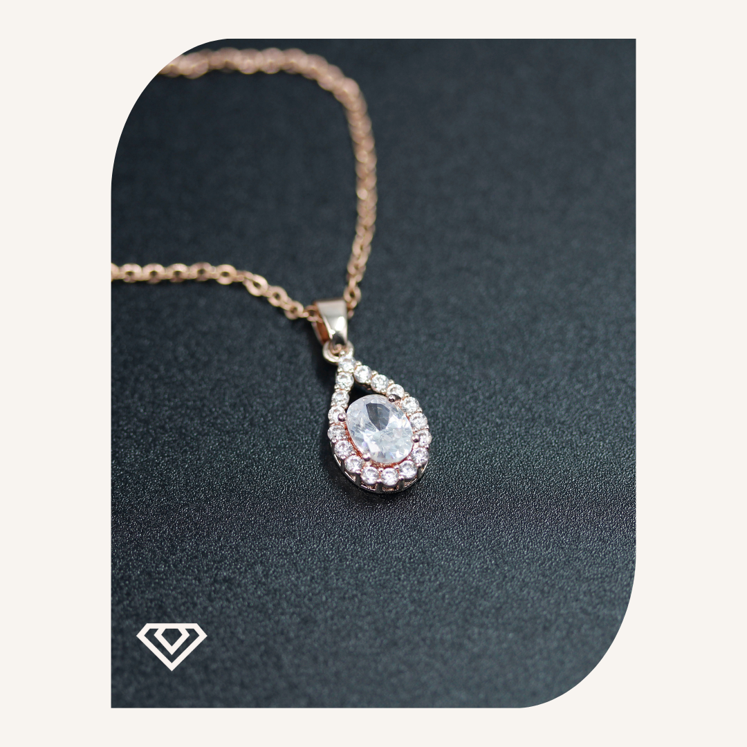 Gargantilla en Acero. Diseño Gotita. Tono Rosa. Brilla por: 5500 crc