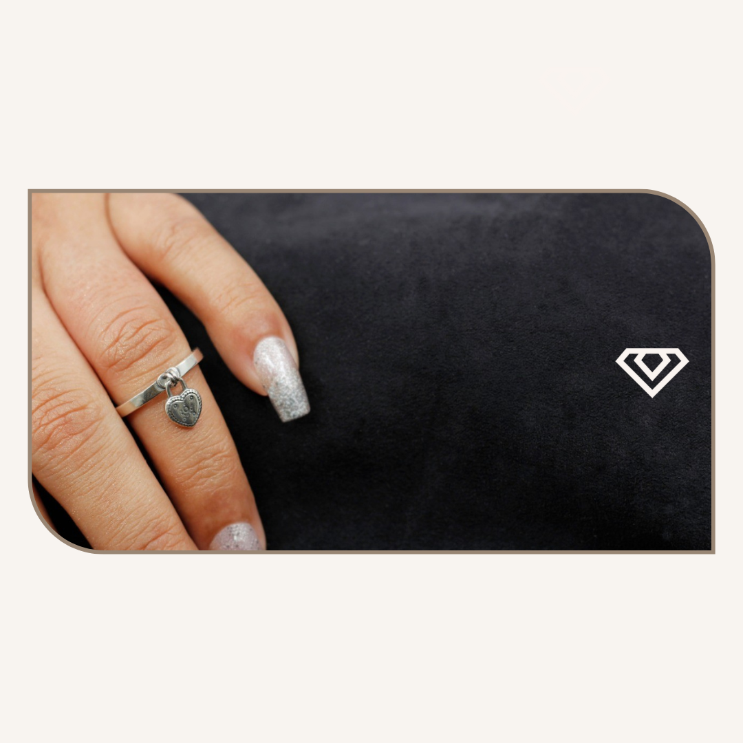 Anillo plata 925. Dije colgante corazón. Disponible talla 6 y 7. Brilla por: 14000crc