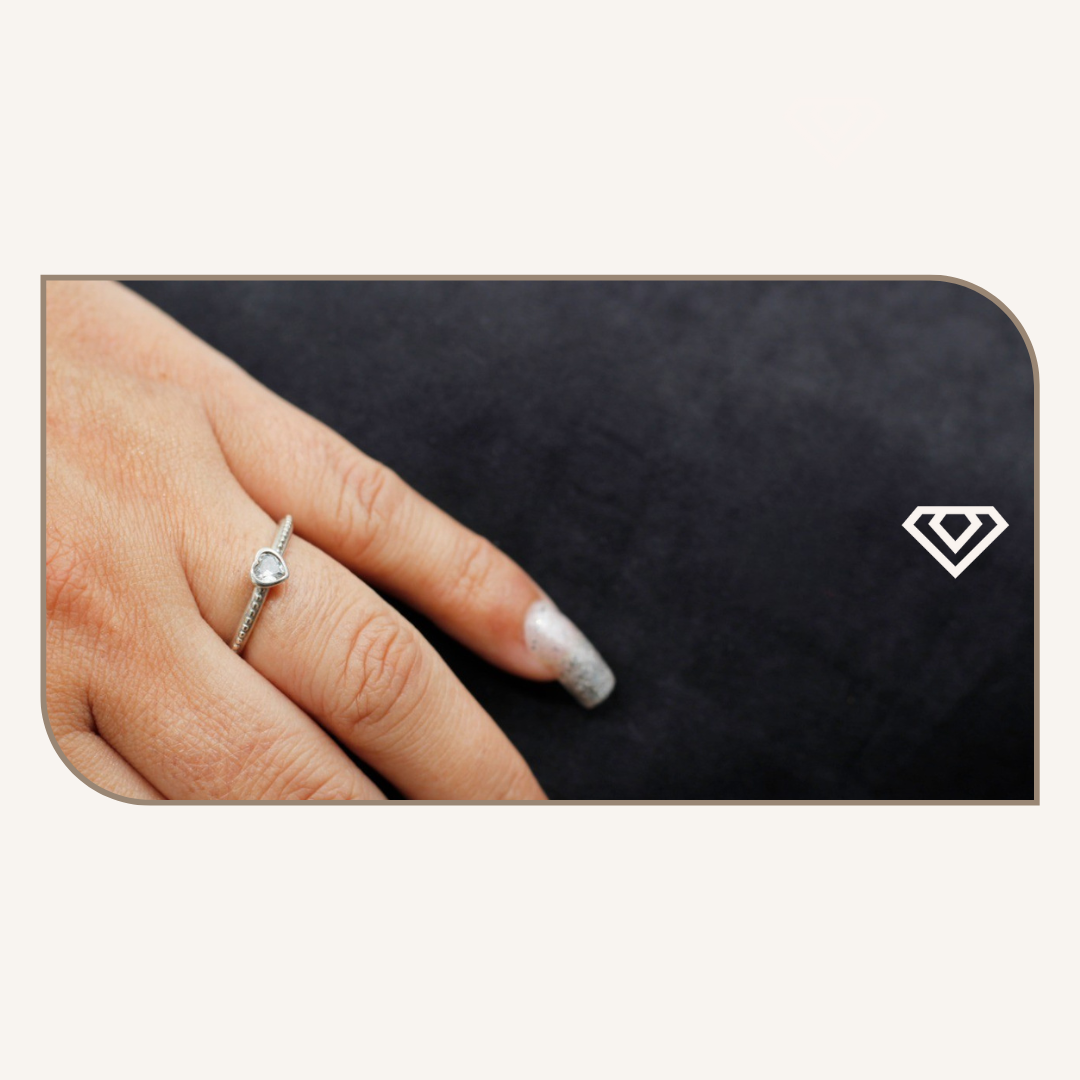 Anillo plata 925. Destello central figura zirconia. Disponible talla 6 y 7. Brilla por: 13000 crc