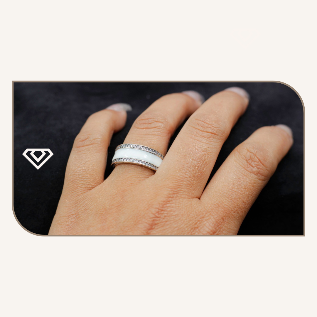 Anillo plata 925. Hermoso diseño. Disponible en talla 7 y 8. Brilla por: 28000 crc