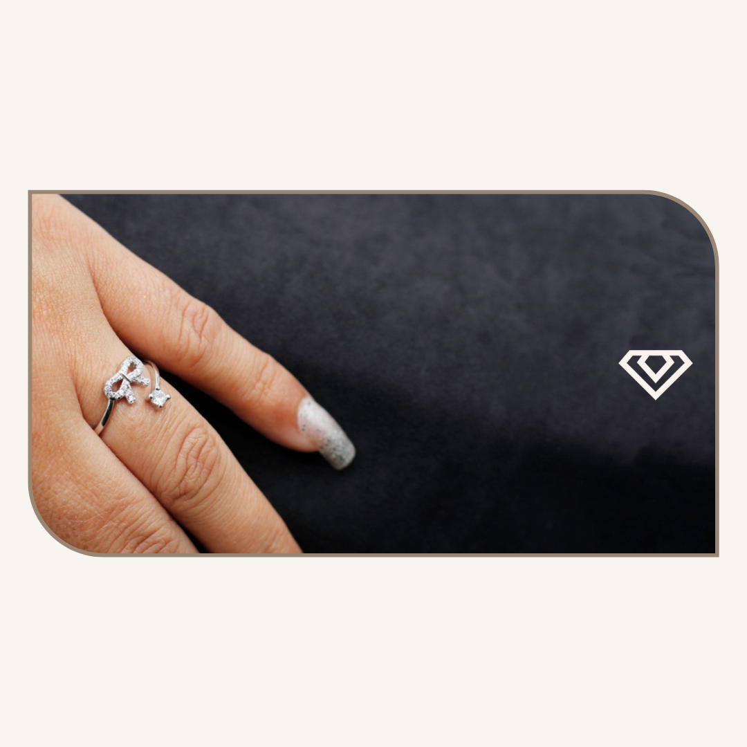 Anillo plata 925, diseño lazito semiabierto con destellos blancos. Ajustable 6 y 7. Brilla por: 12000 crc