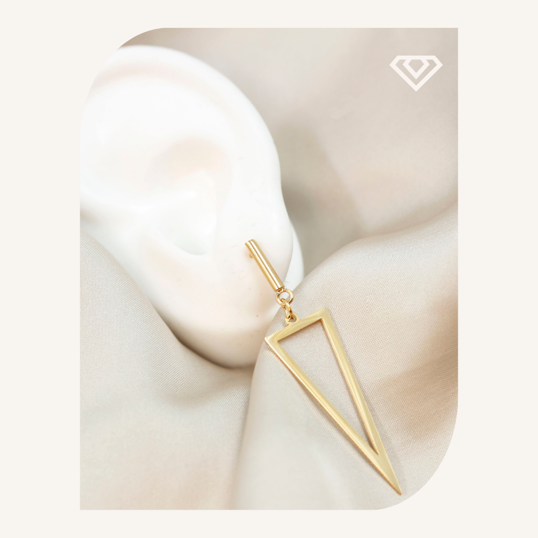 Pendientes largos acero. Diseño triángulo. Brilla por: 4800 crc