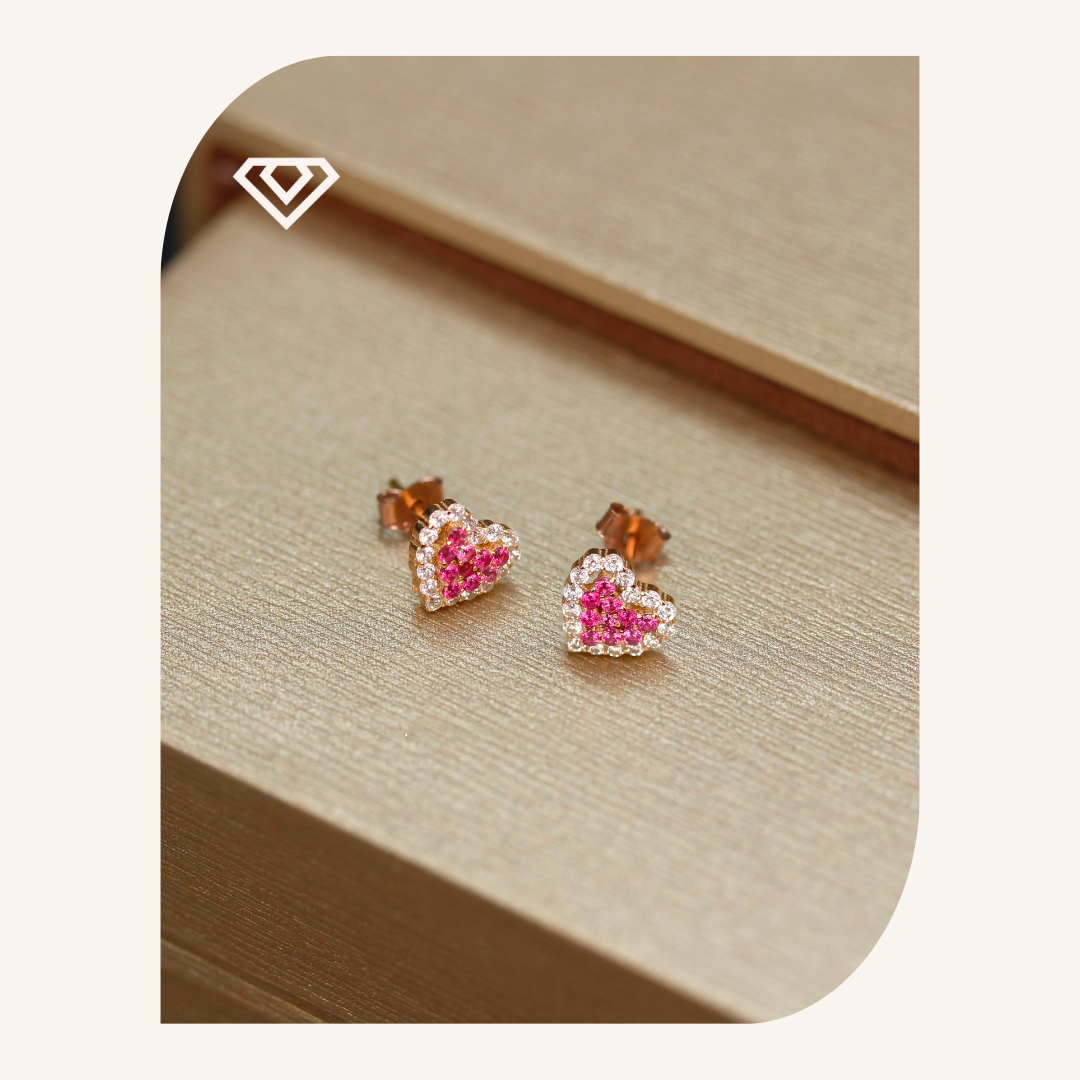 Corazones con destellos fucsia. Plata 925 en baño oro rosa. Brilla por: 7500 crc