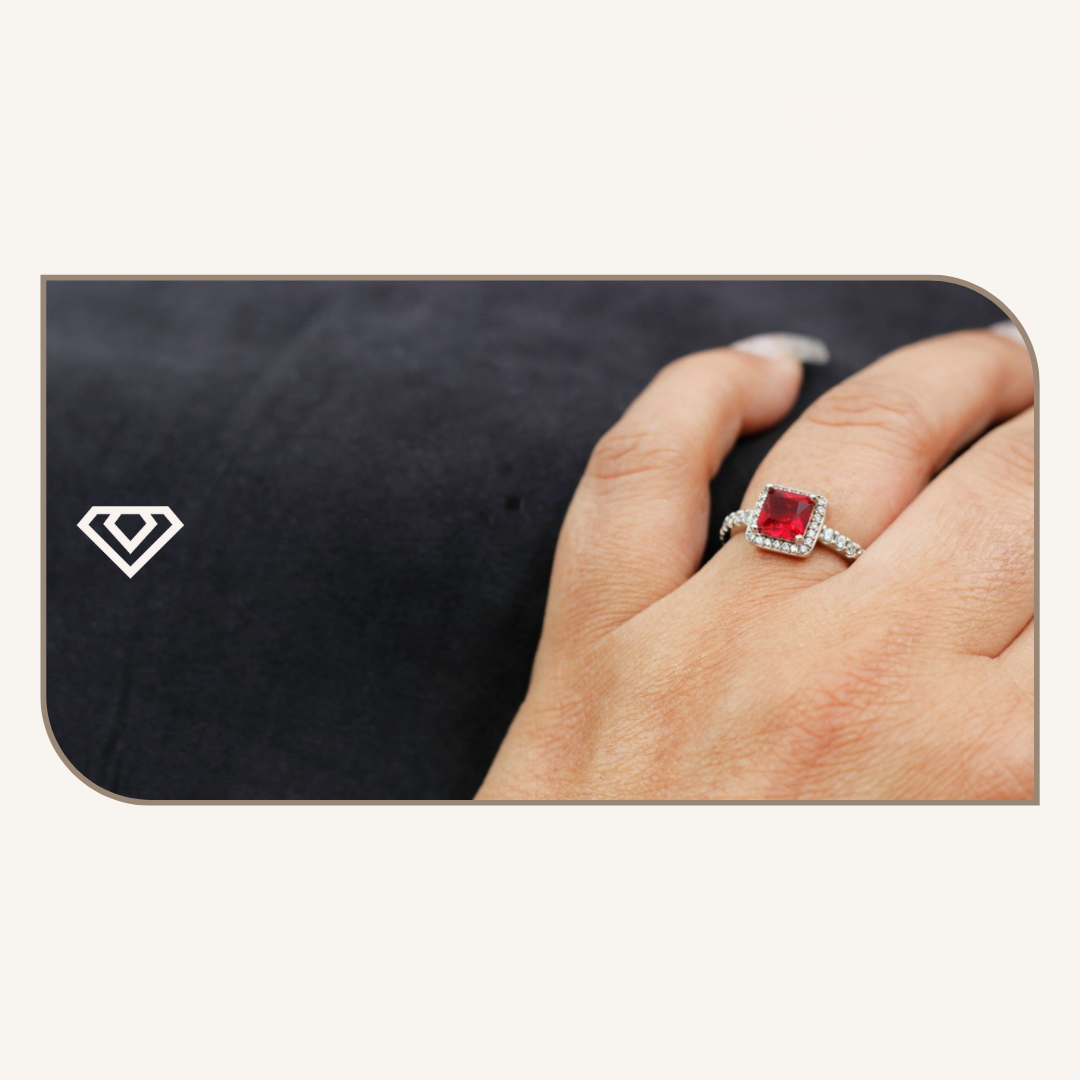 Anillo plata 925, destellos blancos, zirconia central roja. Disponible talla 6. Brilla por: 18000 crc
