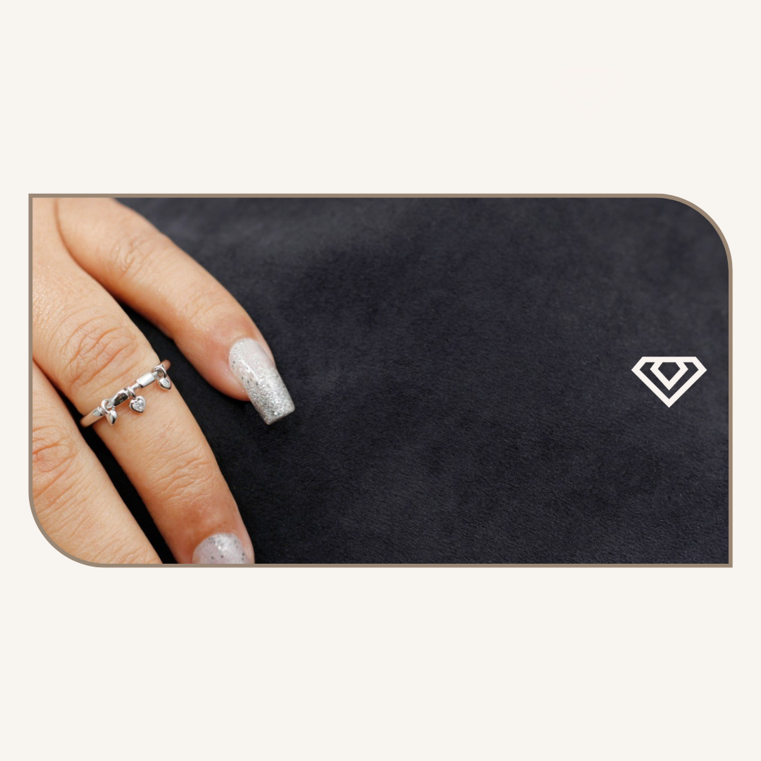 Anillo plata 925. Dijes colgantes de corazones. Disponible talla 5. Brilla por: 11500crc