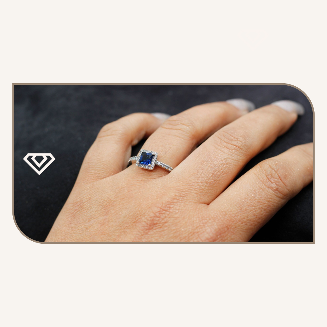 Anillo plata 925, destellos blancos, zirconia central zul. Disponible talla 7 1/2 -8. Brilla por: 18000 crc