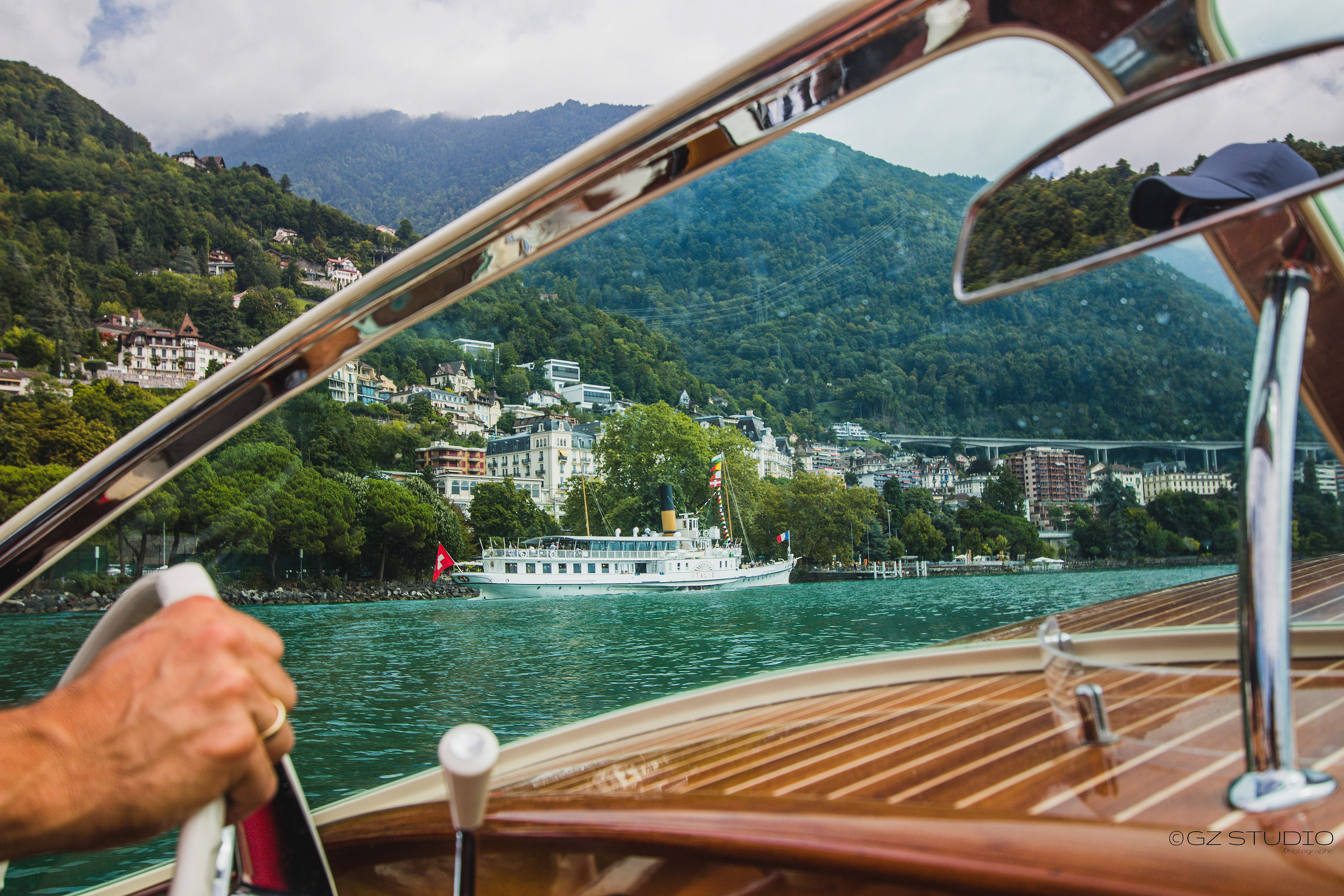 Photo à bord d'un bateau Rivaz au bord du Lac Léman à Montreux avec un image du bateau Suisse c