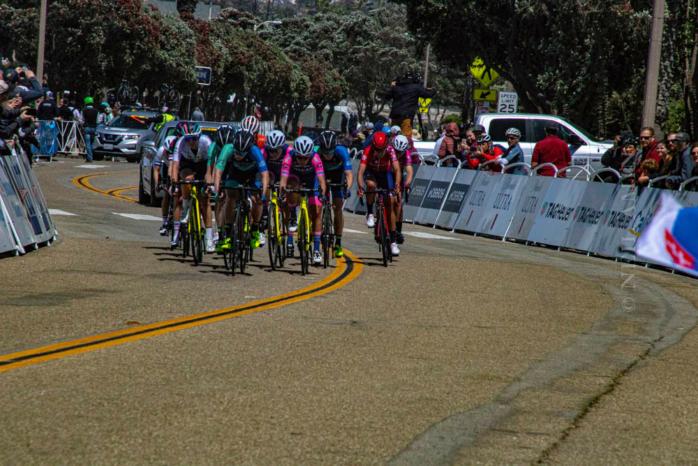 The Women's leading pack in Stage W1