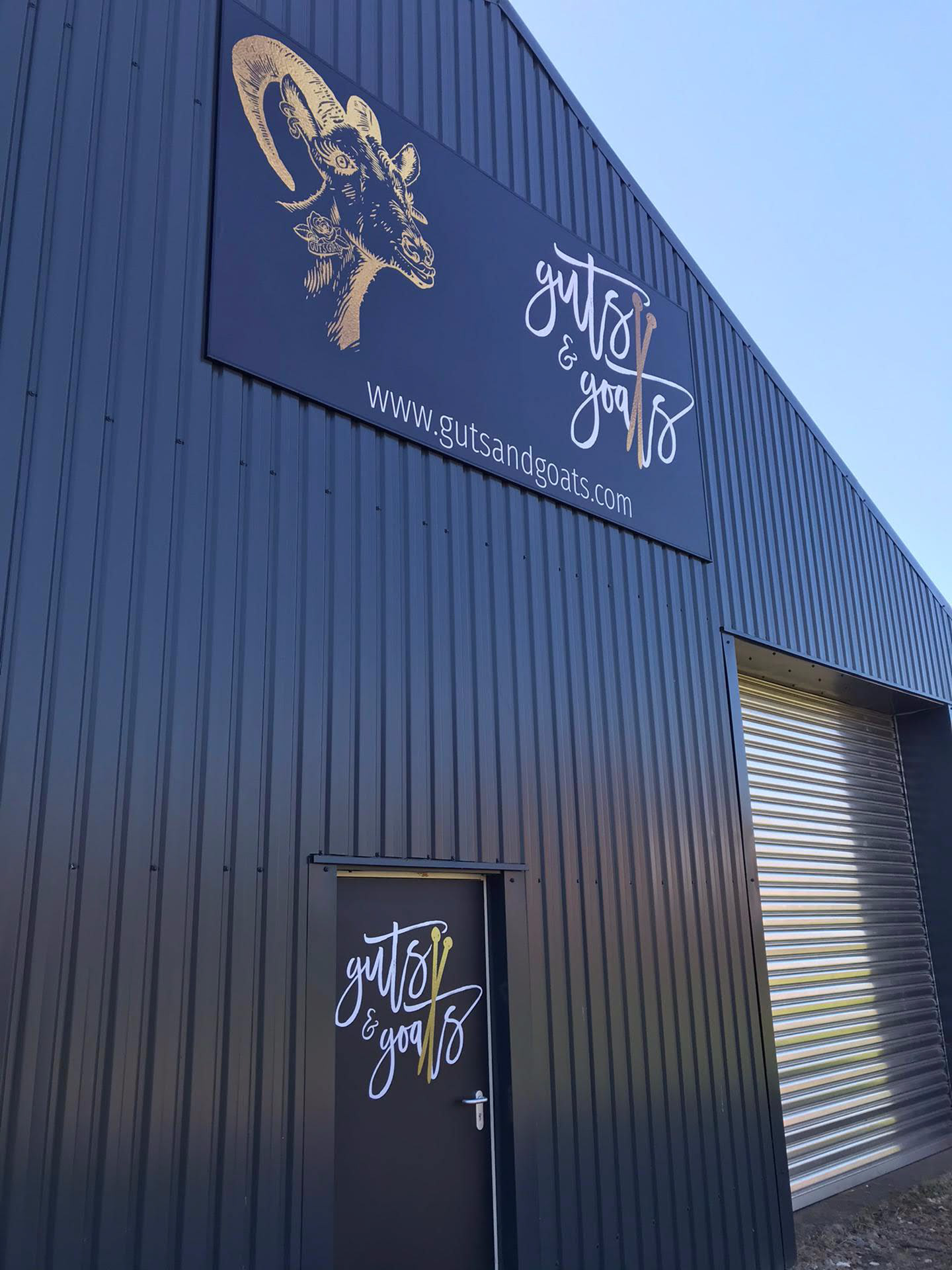 Guts & Goats // Gevelpaneel, Deursticker