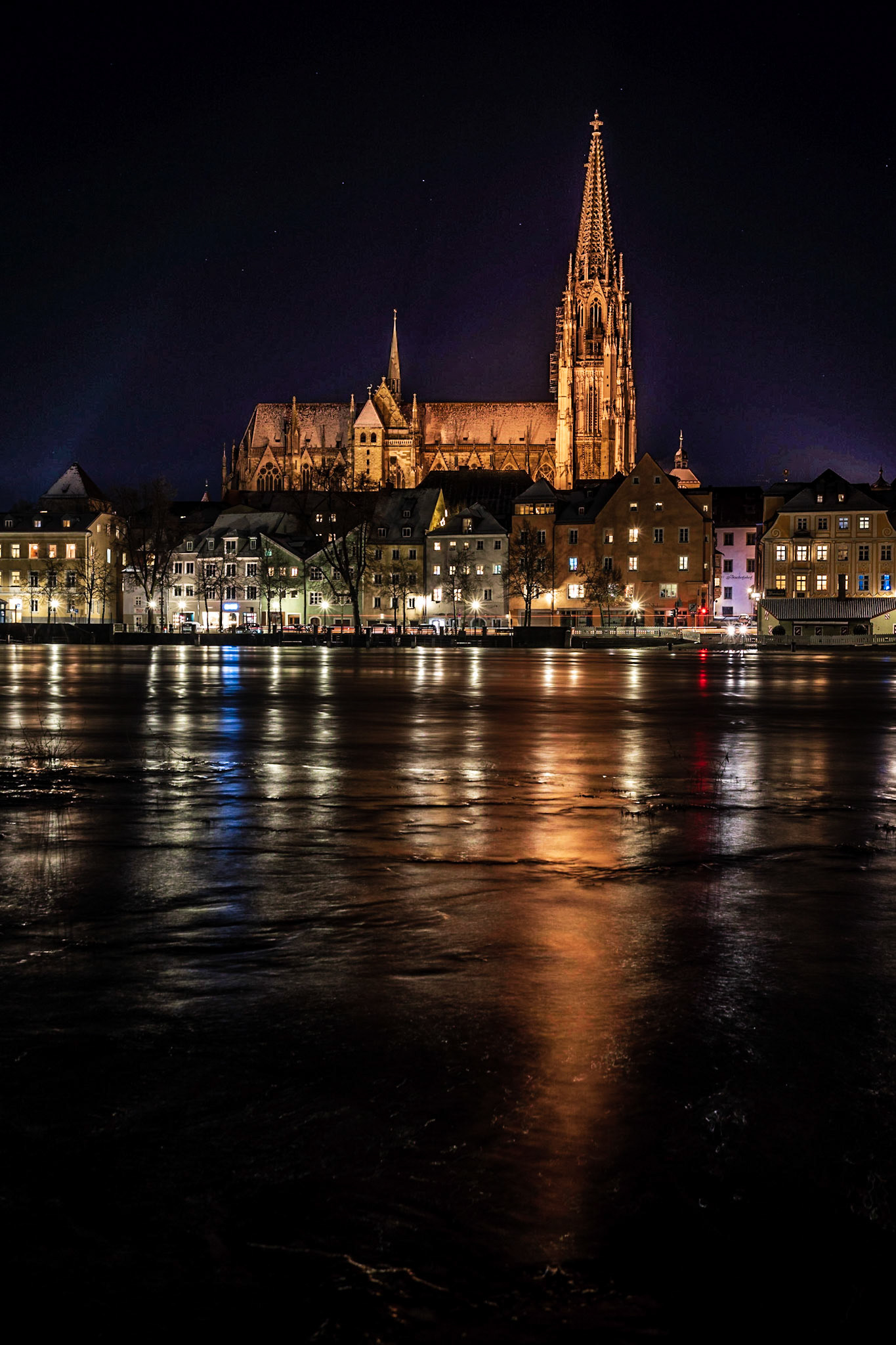 Dom im Hochwasser