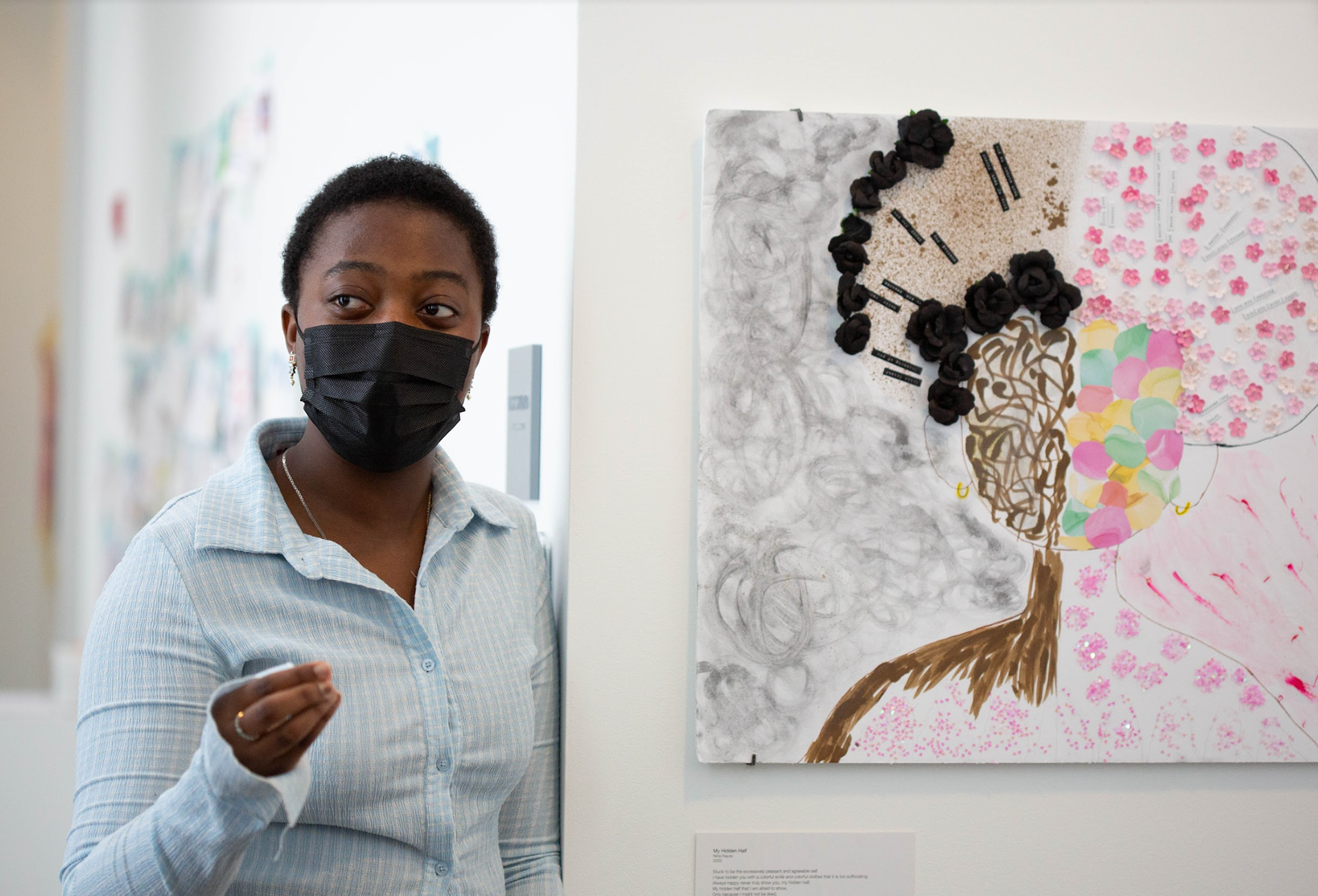 Artist Nina Keyza leading a tour