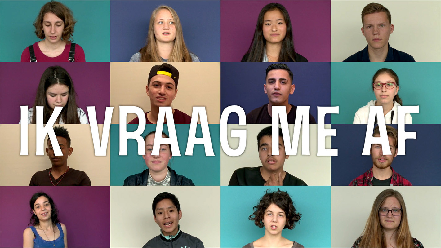 IKVRAAGMEAF is een project dat ik heb gedaan samen met filmmaakster Pauline van Tuyll. IK VRAAG ME AF is een groeiende verzameling vragen en antwoorden tussen mensen met verschillende culturele achtergronden. De vragen kunnen over van alles gaan. Over eenvoudige onderwerpen als hobby’s, muziek, gebruiken en onderwijs, maar ook meer diepgaande vragen over emoties, angsten, vluchten en dromen. Mensen gaan niet direct met elkaar in gesprek, maar via een camera  .In deze film gaan Wageningse jongeren in gesprek met Jongeren die net in Nederland wonen.  