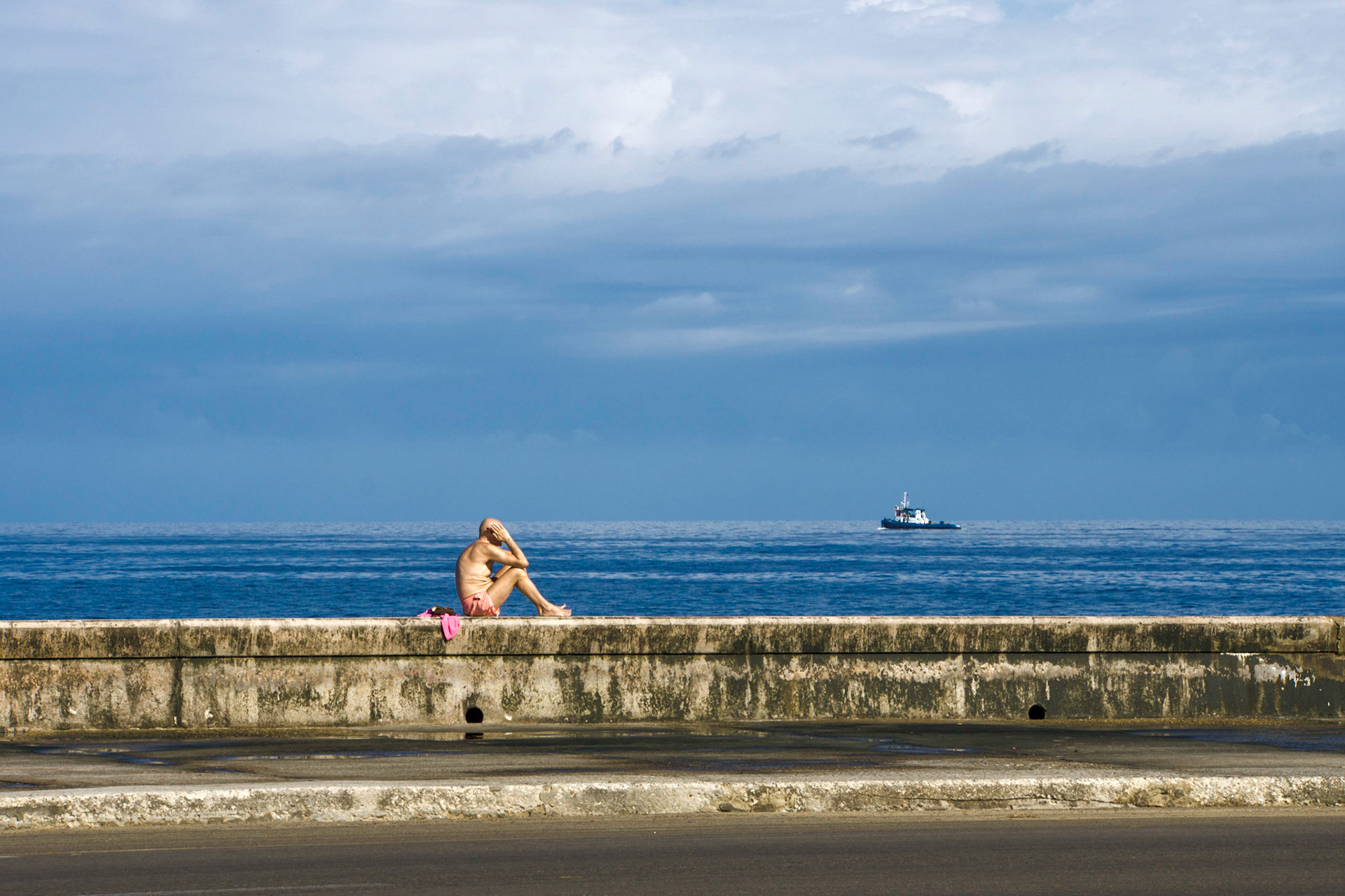 Man in Pink on the Malecón