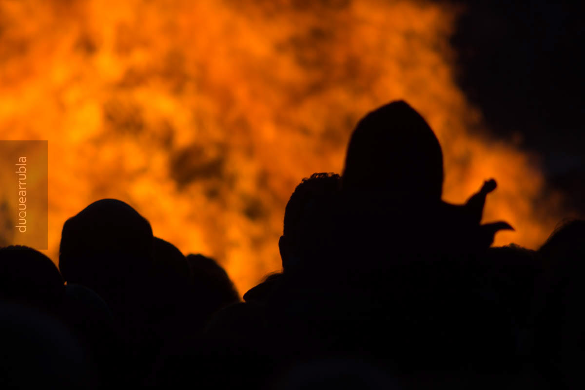 Siluetas en el fuego. Estocolmo, Suecia, 2016. Arde su vida con tantas ganas que verla es como encenderse uno mismo (parafraseando a Eduardo Galeano)