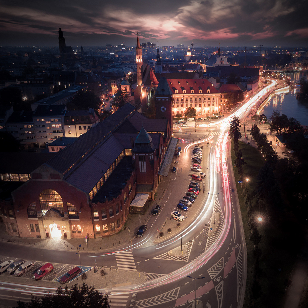 Wieczorny ruch ulicą Świętego Ducha przy samej Hali Targowej. Łącznie mamy tu ok. 30 sekund naświetlania.