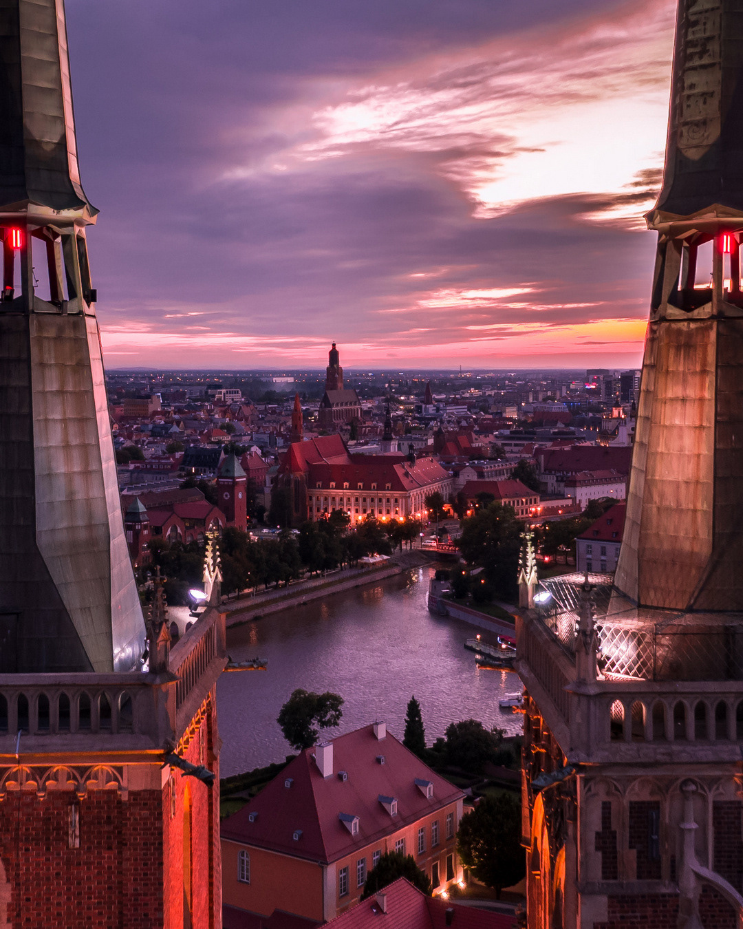 Przelecę?! Jednak nie.... Ponownie wśród wrocławskich wież Nasza katedra poniżej. Przyzwyczailiśmy się do ich smukłych sylwetek w panoramie miasta ale kto pamięta, że hełmów do lat 90' nie bylo i dyskutowano czy to dobry pomysł.