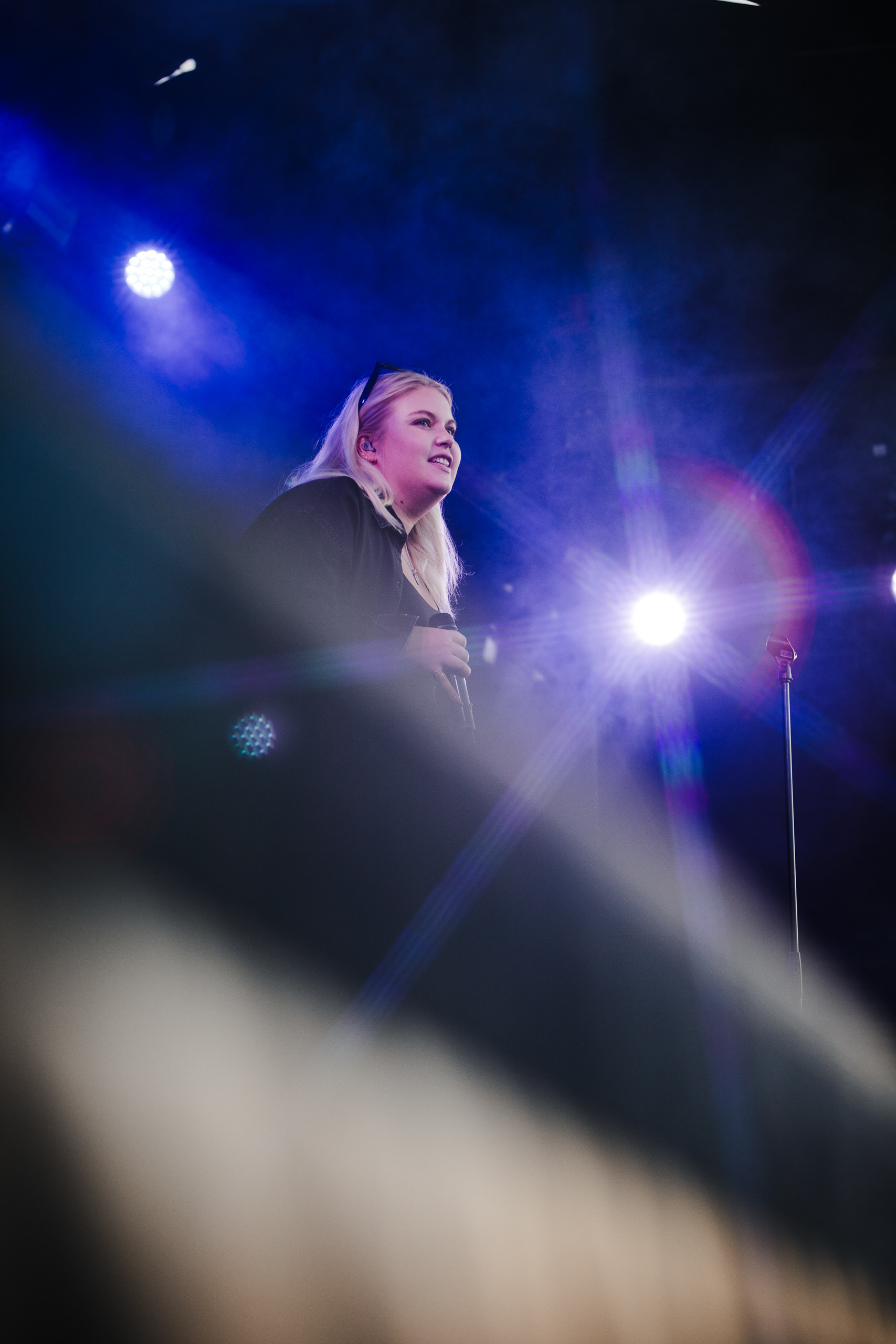 Bee, Ilosaarirock