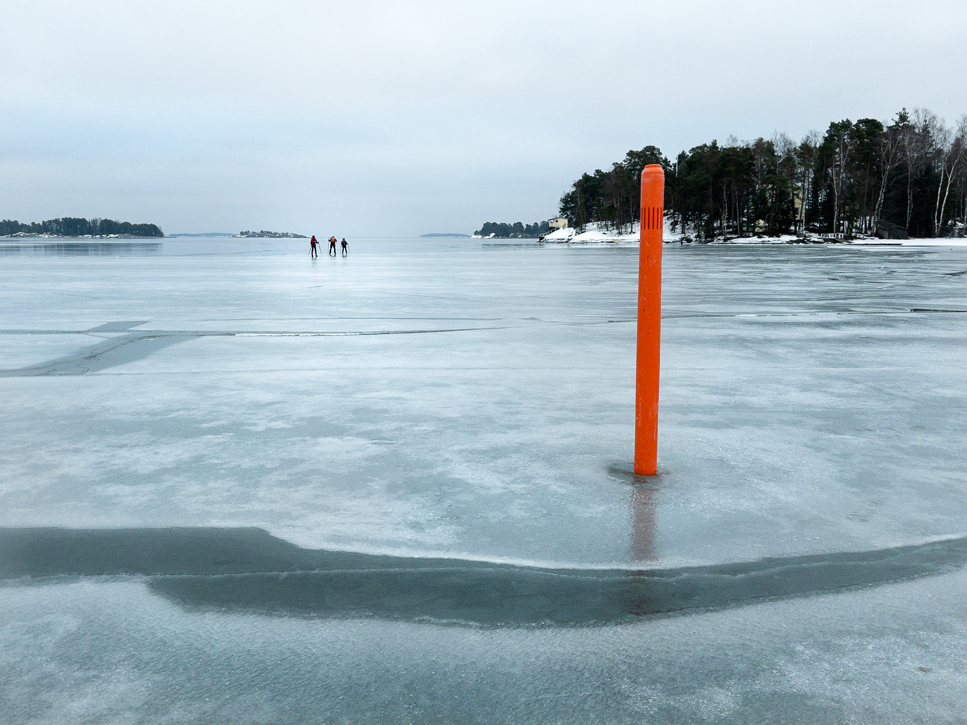 Ice floe hopping and a mark showing boats on how to navigate