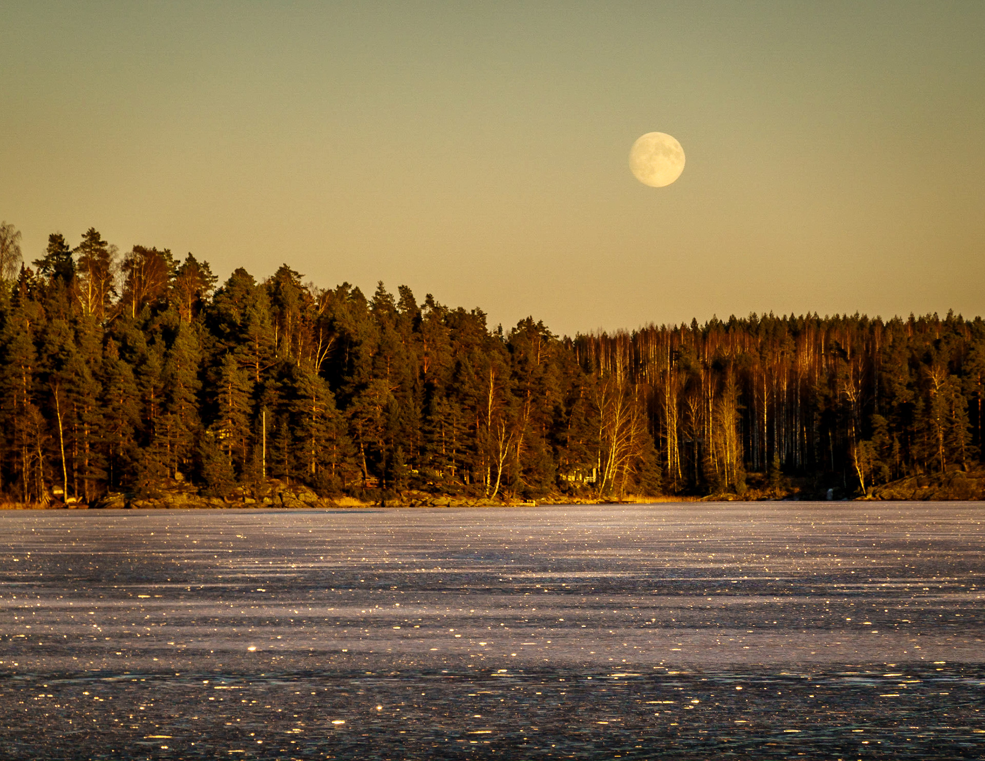 Fullmåne och solnedgång