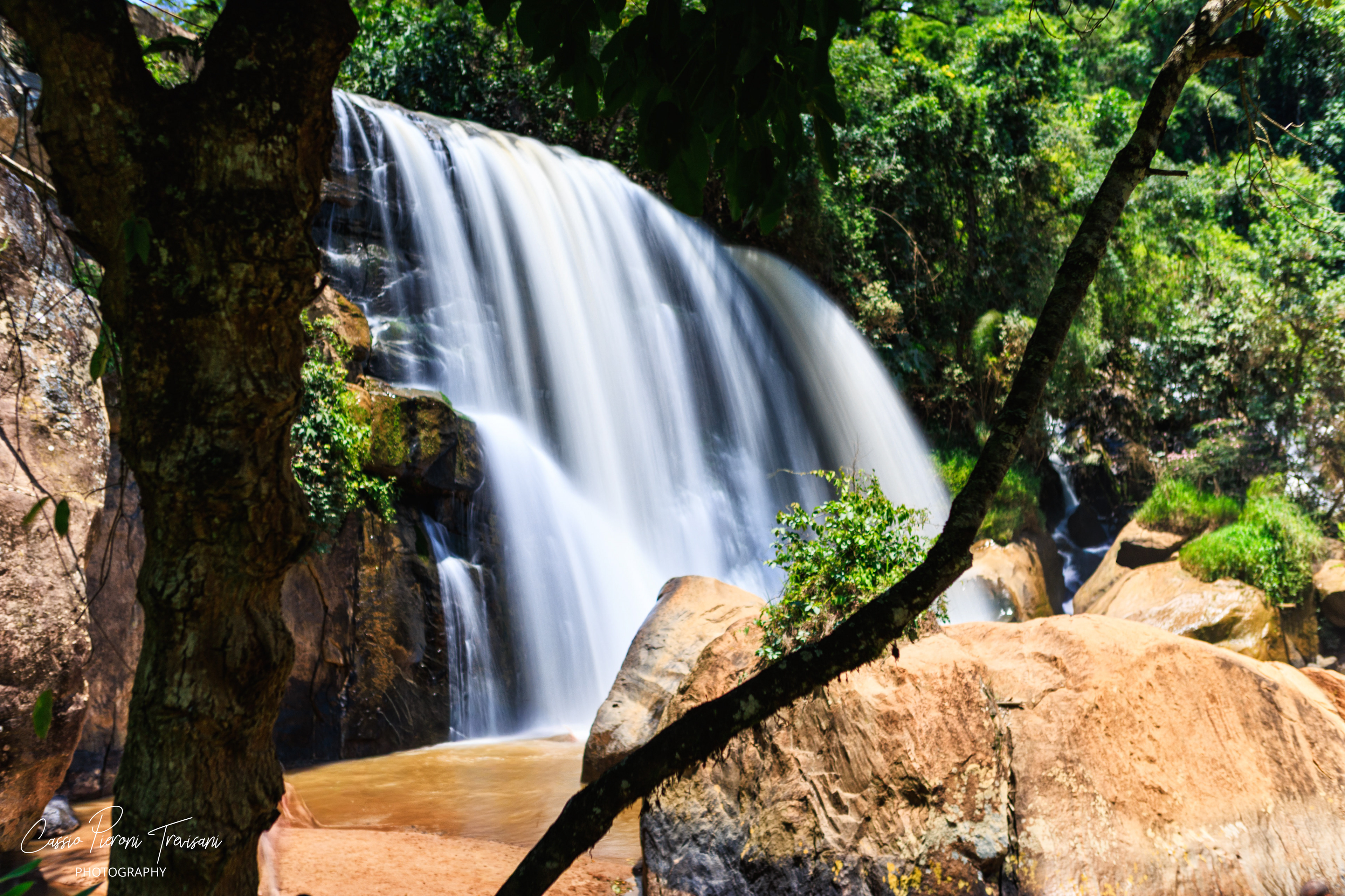 A broad cascade of water at Machado, where power and movement shape the rocky landscape of Minas Gerais.