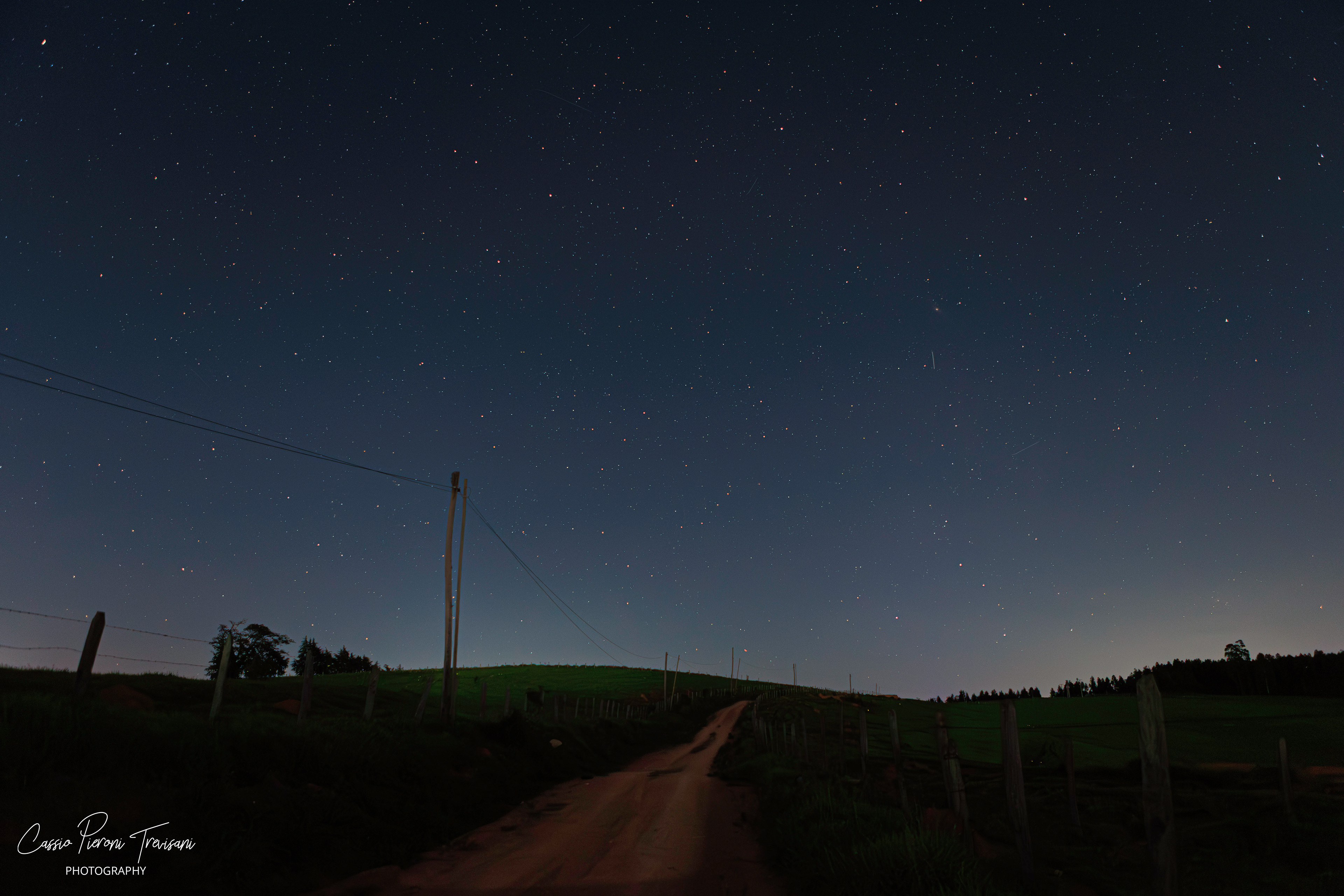 Night shot of a dirt road in Monte Alto Alegre leading toward a starry sky.